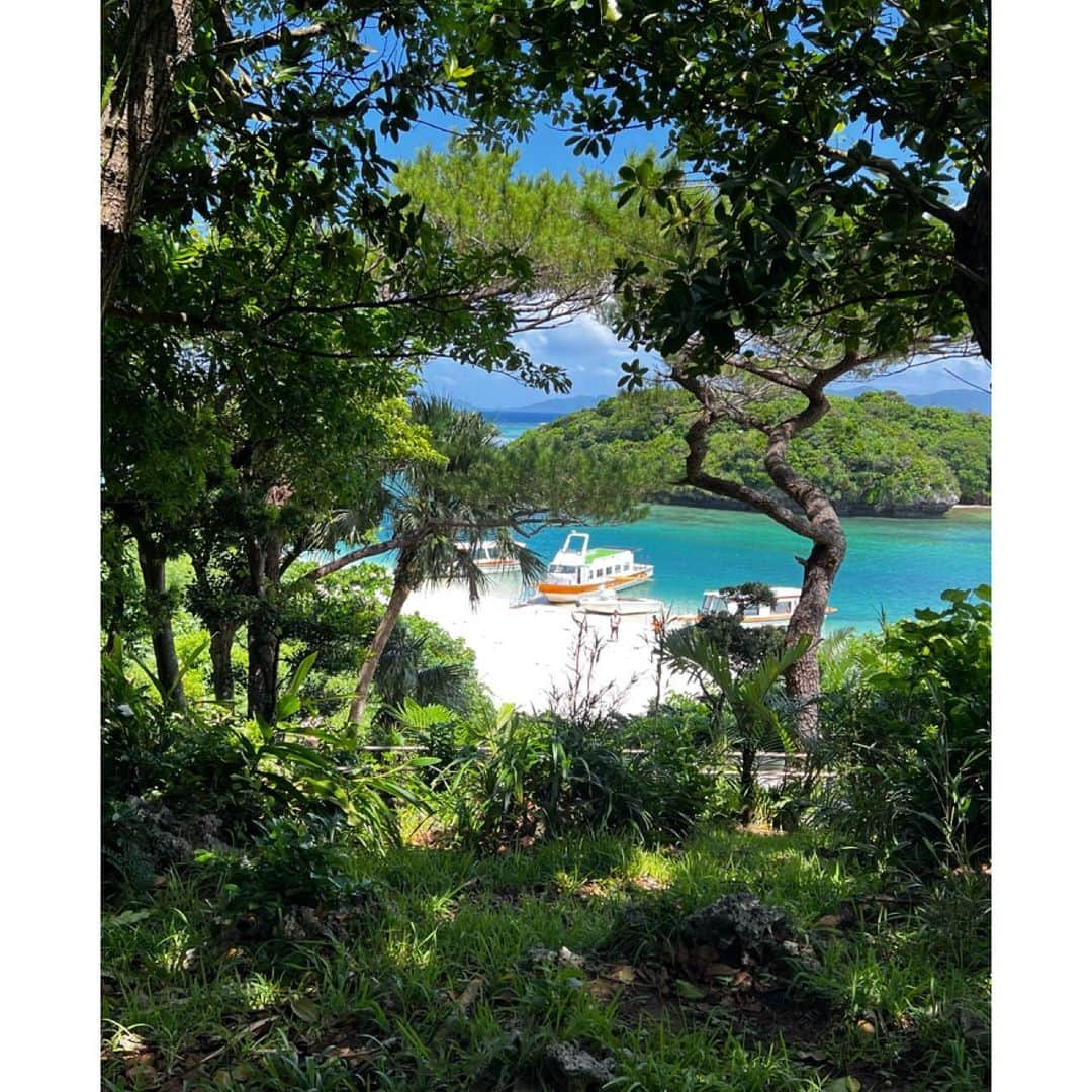 たかはしゆいさんのインスタグラム写真 - (たかはしゆいInstagram)「🏝️旅の思い出🏝️ Part6〜石垣島編〜 ・ 川平湾🏝️ びっくりするくらい水が透き通っていてここが日本ということを忘れるくらい素敵な場所で感動しました🥹❤️ ・ めちゃくちゃオススメ✨ ぜひ一度は行ってほしい場所です😍 ・ ・ #旅の思い出 #沖縄旅行 #石垣島 #🏝 #川平湾 #川平湾ビーチ #日本の海 #オススメスポット #感動をありがとう #自然の美しさ #たかはしゆい  #okinawa #ishigaki」9月19日 16時29分 - t.yuirin