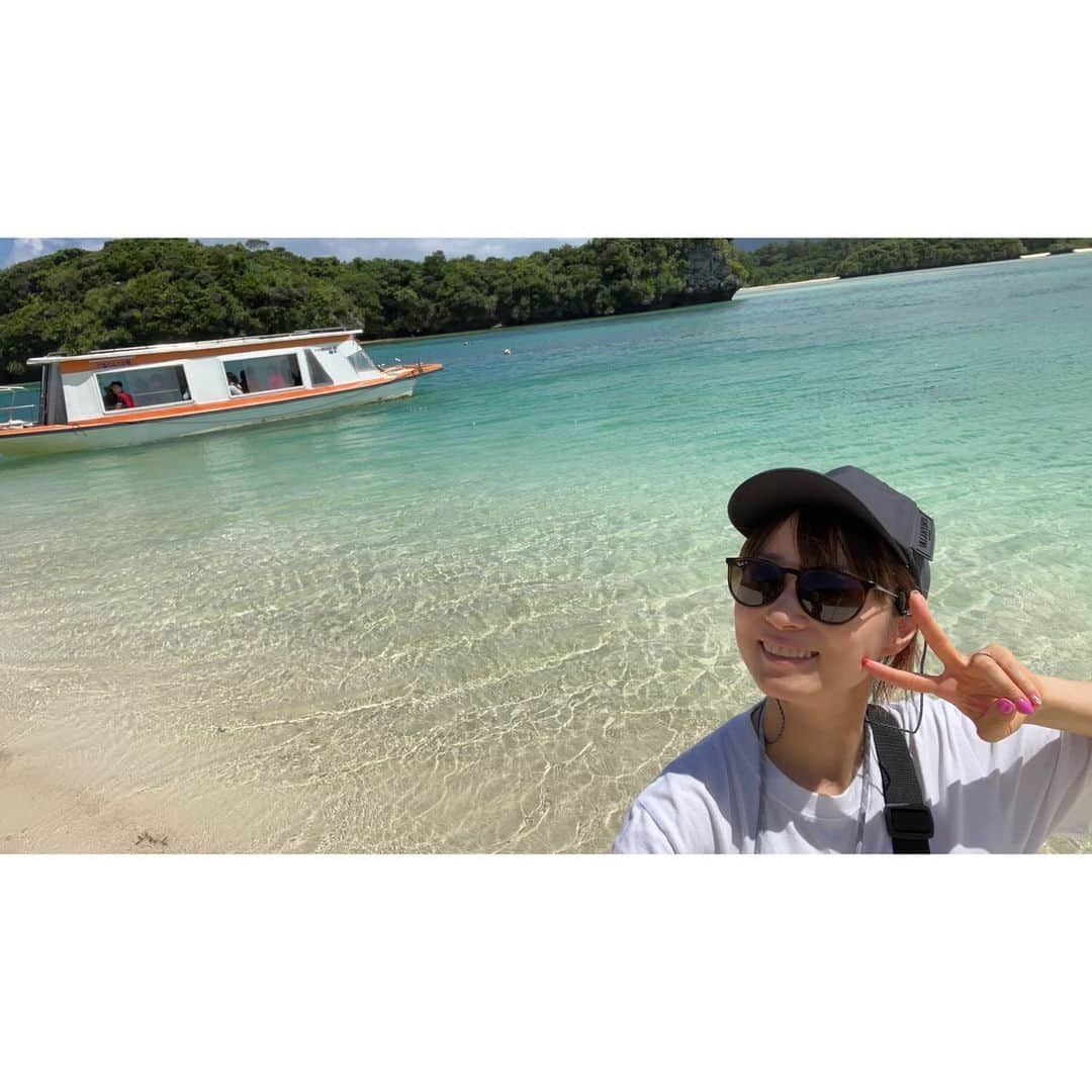 たかはしゆいさんのインスタグラム写真 - (たかはしゆいInstagram)「🏝️旅の思い出🏝️ Part6〜石垣島編〜 ・ 川平湾🏝️ びっくりするくらい水が透き通っていてここが日本ということを忘れるくらい素敵な場所で感動しました🥹❤️ ・ めちゃくちゃオススメ✨ ぜひ一度は行ってほしい場所です😍 ・ ・ #旅の思い出 #沖縄旅行 #石垣島 #🏝 #川平湾 #川平湾ビーチ #日本の海 #オススメスポット #感動をありがとう #自然の美しさ #たかはしゆい  #okinawa #ishigaki」9月19日 16時29分 - t.yuirin