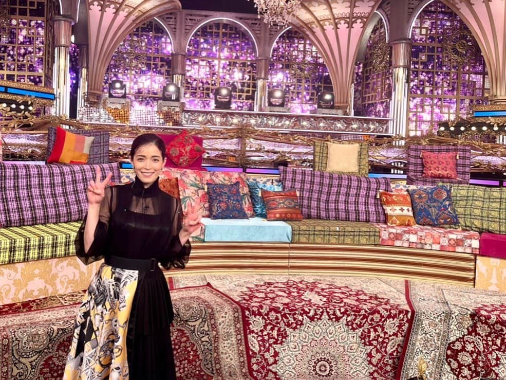 知念里奈のインスタグラム：「ご覧いただいた皆様♡ ありがとうございました！ あぁ、、またダブルピースしてる😂  「昭和vs令和！世代を超えて愛される最強ヒット曲５０連発！」  トップス  @chikakisada   スカート @hundredcolor   靴 @daniella_and_gemma」