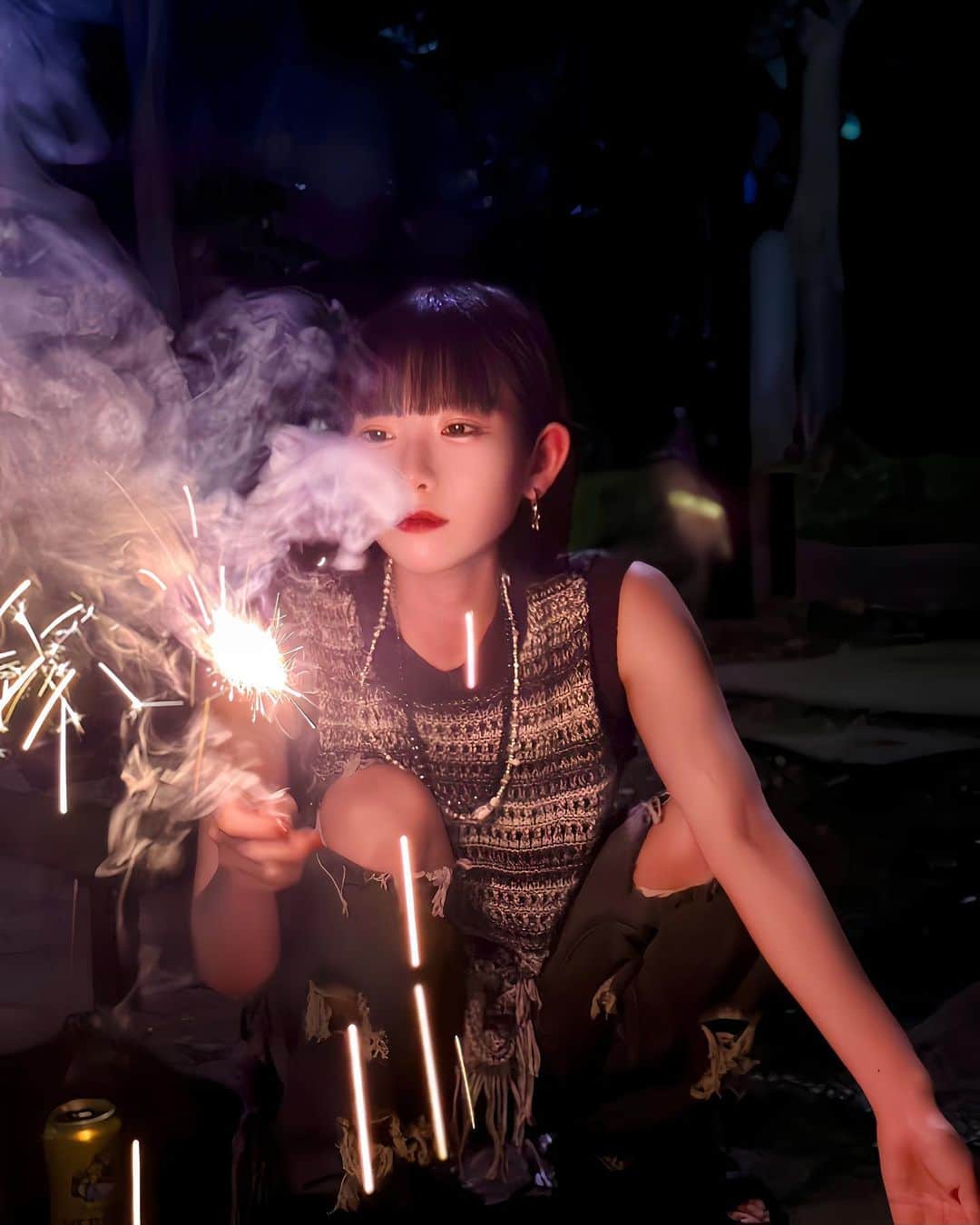 のインスタグラム：「. 大人になっても火遊びはしたい🎆  ※ゴミは全て持ち帰り、水ペットボトルに花火入れて消化しました。」