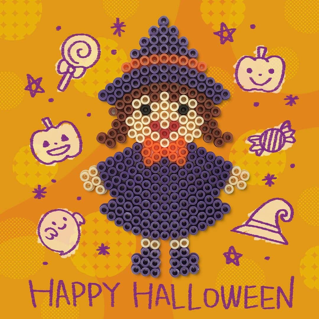 PerlerbeadsJP（パーラービーズ）のインスタグラム：「🧙🧹⚡️ 来月にはハロウィン😆そこで今日はかわいい魔女のモチーフをご紹介🎃✨作って飾ってハロウィンをお楽しみ頂けたら嬉しいです❣️  図案シートはプロフィールのリンクからぜひご覧ください🧙‍♀️ ▷ @perlerbeads_jp  また、ハロウィンモチーフの投稿は、上部の「まとめ」（開いた本のマーク📖）にて一覧掲載しています♪合わせてぜひご覧ください☺️  ※下絵シートをパソコン等で出力される際は、印刷設定を等倍にして頂きますと、プレートサイズとぴったりの状態でお楽しみ頂けます。 ……………………………………………………………… #おうち遊び #室内遊び #指先遊び #色遊び #季節の製作 #秋の製作 #ハロウィン製作 #製作遊び #ハロウィン #halloween #happyhalloween  #ハロウィンパーティー #トリックオアトリート  #おうちでハロウィン #ハロウィン飾り #雨の日の過ごし方 #雨の日の遊び #子どもとの暮らし #ハンドメイド初心者 #子どものいる暮らし #おうち時間 #アイロンビーズ #ironbeads #perlerbeads #パーラービーズ #beadsart @kawadatoys_official」