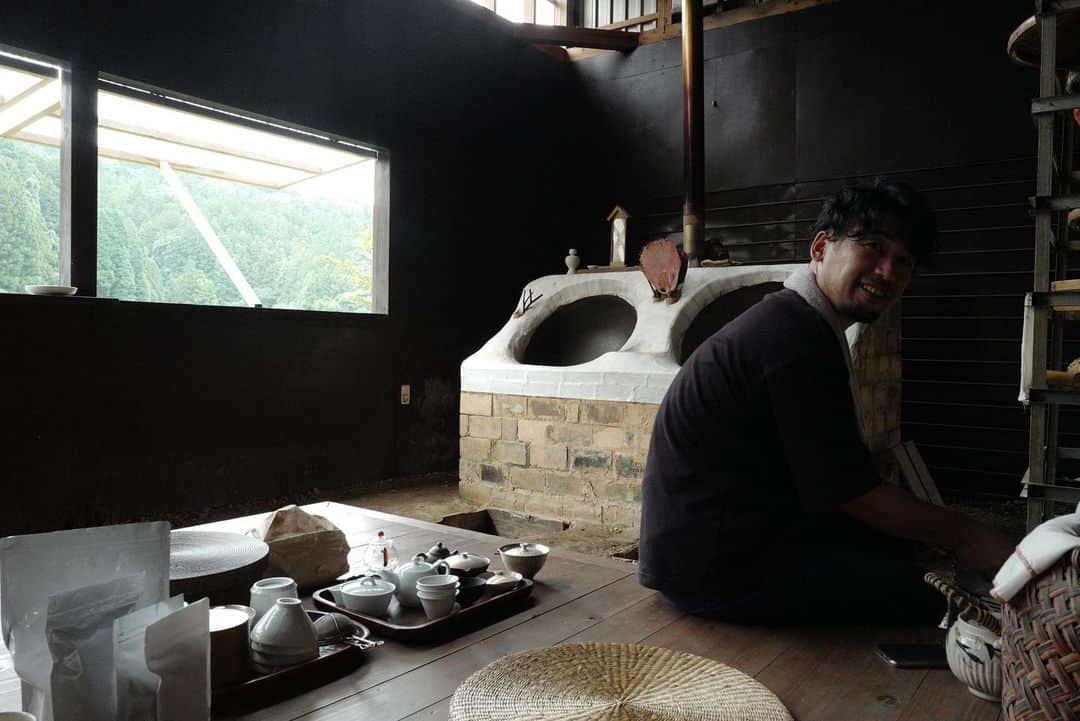 行方 久子 Hisako Namekataのインスタグラム：「. ５代続く茶農家に生まれるも、茶の仕事を始める前は脳科学を学び 言語聴覚士として働いていたという松尾さん @shunichi_matsuo  武雄御船山ホテルにある「らかんの湯」にできる 「薬草スチームサウナ」の薬草のブレンドも担当してるんだよ🌿」
