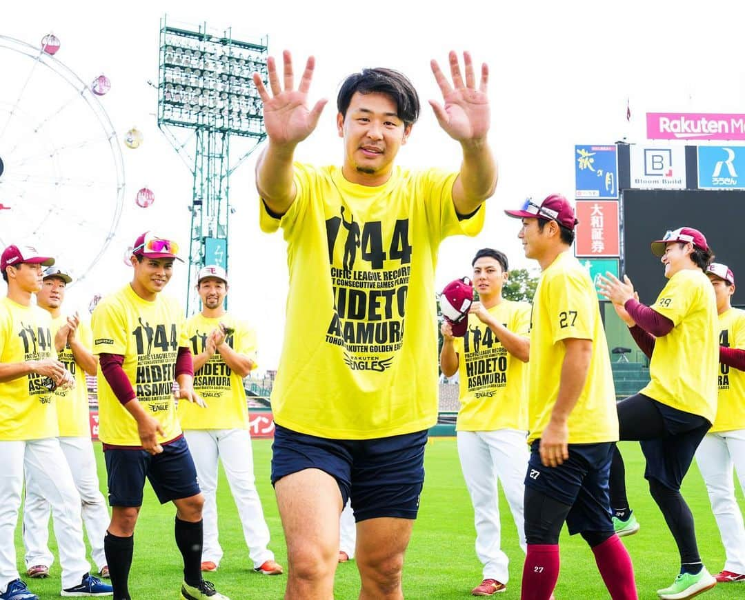 東北楽天ゴールデンイーグルスさんのインスタグラム写真 - (東北楽天ゴールデンイーグルスInstagram)「⚾️  パ・リーグ新記録の1144試合連続出場達成を祝して📸✨✨  #鷲が掴む #rakuteneagles #浅村栄斗」9月19日 16時41分 - rakuten_eagles