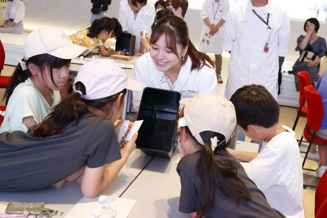 資生堂 Shiseido Group Shiseido Group Official Instagramのインスタグラム：「An event for primary school children was held at the Shiseido Global Innovation Center (S/PARK @shiseidospark ) in Yokohama this summer.  The children learned about Shiseido's sustainable research and development with the researchers and engaged in lively, hands-on experiments and experiences.  The glowing expressions on the faces of the children during the experiments were unforgettable!  Events are held occasionally at the Global Innovation Center.  https://lnkd.in/gPYcaB96  7/31、8/1に横浜の研究所 @shiseidospark で小学生向けイベントを開催しました。  子どもたちは研究員と一緒に、資生堂のサステナブルな研究開発について学び実験や体験にも生き生きと取り組みました。  実験中、小学生たちのキラキラした表情が印象的でした！  研究所ではイベントを随時開催中です。  https://lnkd.in/g4SnCYpV  #shiseido #spark #beautyinnovations #innovation #sustainability」