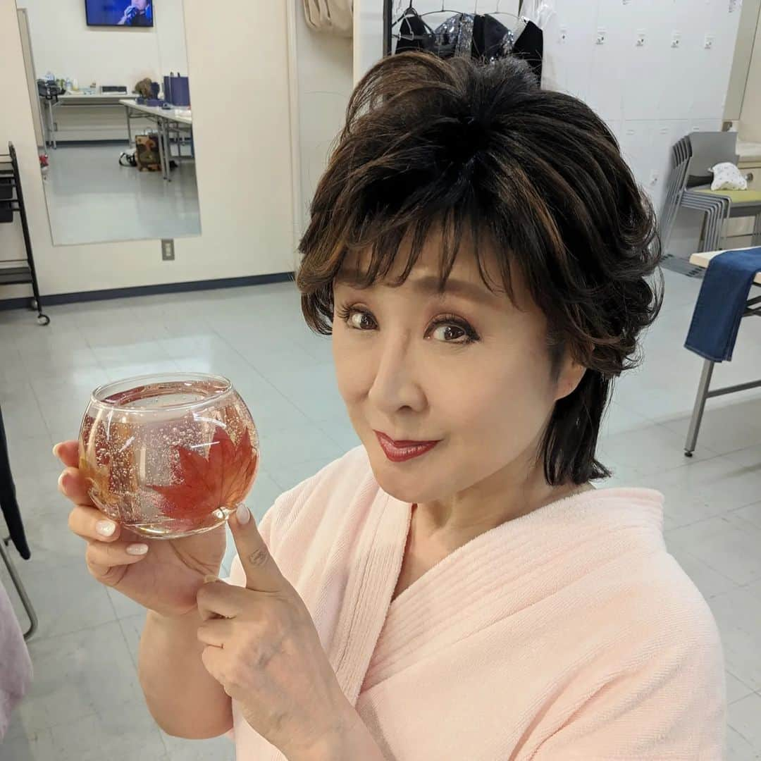 小林幸子のインスタグラム：「先日、番組で一緒になった、川中美幸ちゃんから、プレ60周年のお祝い❤ と、手作りのキャンドルホルダー✨を頂きました‼️ 秋だから、紅葉🍁　かわいい😊 そして、手作りってすごーい‼️ 私のことを思って作ってくれたことが、嬉しいね😁 美幸、ありがとう✨  #sachikokobayashi  #小林幸子  #川中美幸 ちゃん #手作りのキャンドルホルダー  #ロウソク入れ替えできる  #ありがとう」