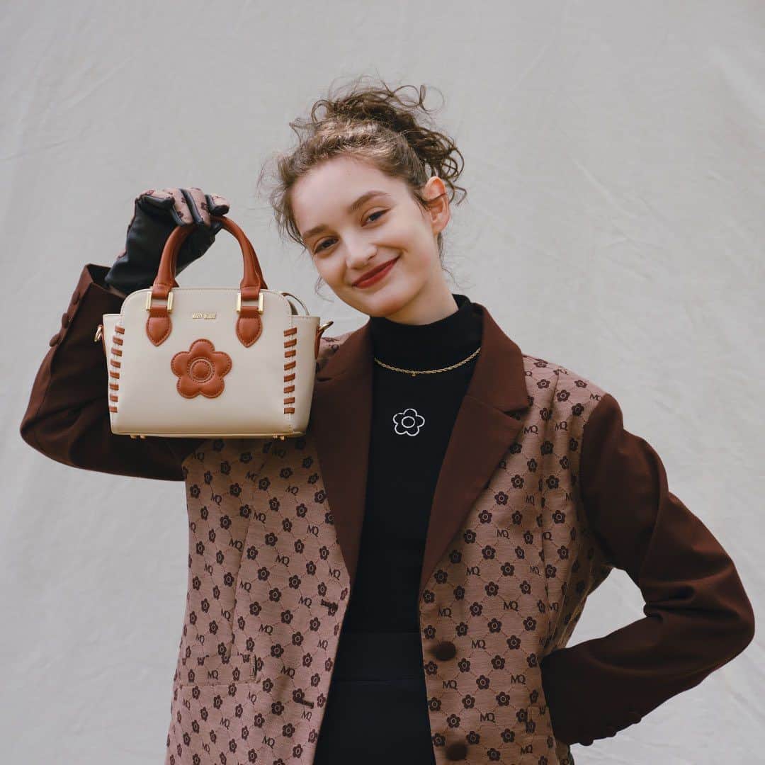 MARY QUANT officialのインスタグラム：「- #モノグラムジャカードテーラードジャケット #サガラデイジータートルニットプルオーバー #モノグラムジャカードグローブ #スクリューチェーンネックレス - #かがりステッチデイジー２WAYミニトート 9月下旬より順次展開予定 - #MARYQUANT #2023AUTUMN #NEWITEMS #FASHION - #マリークヮント #ジャケット #プルオーバー #グローブ #ネックレス #バッグ #トート #ミニトート #トートバッグ #ネックレス #モノグラム #秋コーデ」