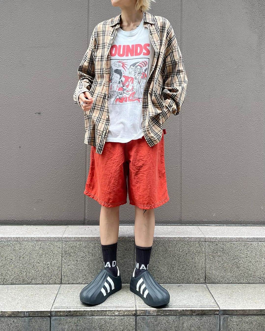 ジャムルのインスタグラム：「Burberry check ボタンダウンシャツ ¥9800+tax(10780) . 1980's～ SOUNDS MAGAZINE ¥20000+tax(22000) . 90's ナイロンショーツ バーミリオンオレンジ ¥5400+tax(5940) .  WEB SHOPに入荷しております。 是非ご覧ください。 jammru.com  #お問い合わせはお電話で承ります #jammru #osaka  #fashion  #streetstyle  #streetfashion  #vtg  #vintage  #used  #usedclothing  #古着 #古着屋 #ファッション #70s #80s #90s」