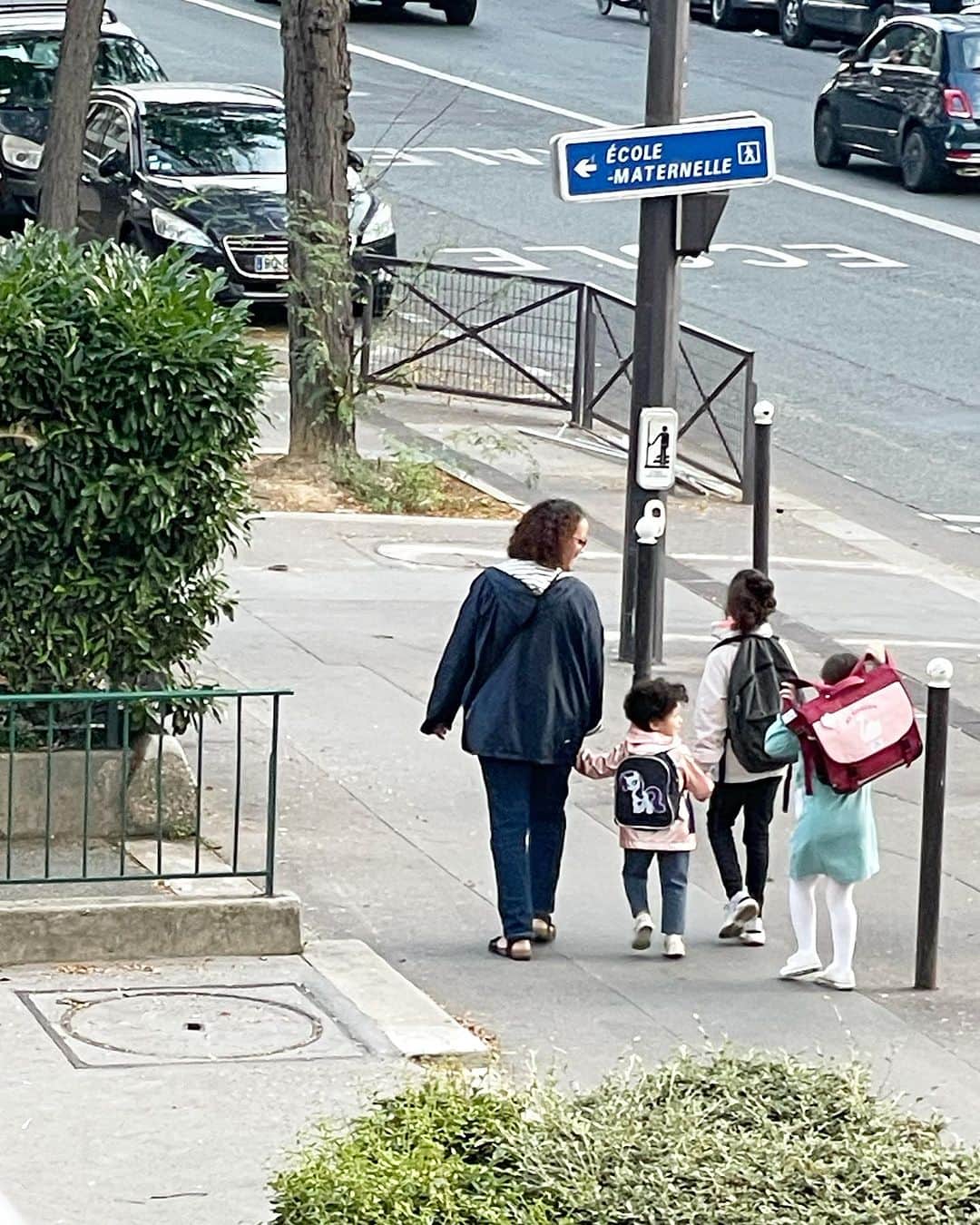 猫沢エミのインスタグラム：「フランスは9月が新学期。  今朝は13℃とぐんと秋めいたパリ。  ヴァカンスを終えた子どもたちが、お母さんに連れられて学校へ向かう。  フランスでは14歳くらいまで、学校への親の送り迎えが必要になる。こちらで14歳っていうと、パッと見はもう大人な子も多いけど、年齢的にはまだまだ未成年。  大人と子どもの区分がはっきりしていて、子どもを守る法律も厳しい。そのぶん親御さんの負担が大きいところもあるけれど、日本では曖昧に見える子どもを守る法律が、ずっとクリアでわかりやすいなと感じる。  ヴァカンスの多いフランスは羨ましく見えるかもしれないけど、学期中は毎日たくさん宿題も出るし、なかなかハード。オンとオフのめりはりは、大人だけでなく、子どもたちにも共通している印象だ。  子どもは子ども、とはっきり区分されて育つぶん、フランスの子どもたちは「早く大人になって、好きなように生きたい」って気持ちが芽生えるのも早い気がする。  #猫パリ　#猫沢エミのインターナショナル五十路ライフシフト  #猫沢エミリーパリへ行く」