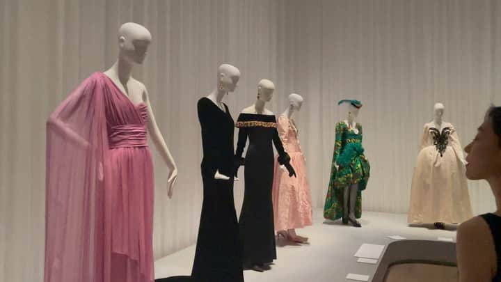 小橋めぐみのインスタグラム：「Fashion passes, style remains. 流行は移り変わるが、スタイルは永遠である。 by イヴ・サンローラン  パンツスーツ、ピーコート、トレンチコートなど、先駆的に紳士服を女性向けに改良し、女性のワードローブに変革をもたらしたイヴ・サンローラン。  「モードの帝王」である彼の没後日本で初めて開催される大回顧展 「イヴ・サンローラン展　時を超えるスタイル」が、 明日から国立新美術館にて開幕します。  日本初公開のドレスなど262点を一挙公開する本展は、 見応えたっぷり。 豪華絢爛な美のシャワーを浴びて、 この秋は思いっきりオシャレを楽しみたくなりました👗✨  展覧会名｜イヴ・サンローラン展 時を超えるスタイル Yves Saint Laurent, Across the style 会期｜2023年9月20日（水）～12月11日（月） 毎週火曜日休館 会場｜国立新美術館全画展示室1E〒106-8558 東京都港区六本木7-22-2 開館時間｜10:00〜18:00 ※毎週金・土曜日は20:00まで ※入場は閉館の30分前まで  #イヴサンローラン展 #国立新美術館 #yvessaintlaurent  ★許可を得て撮影しています」