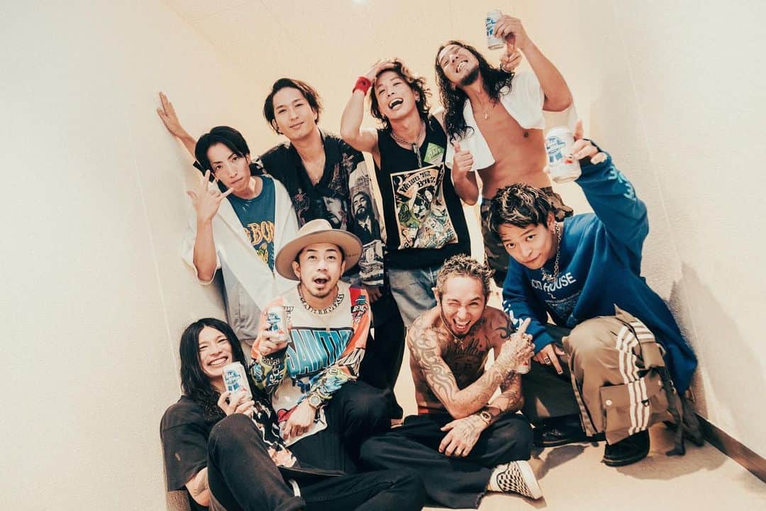 のインスタグラム：「The BONEZ presents LIVE TONIGHT 初めて出会う人達が多かった気がします！いつも応援してくれてるファンのみんな本当にありがとうね。そして初めて出会ってくれたみんなにも感謝です。出会いがあって、平和を願う一日。楽しいを作る人生を一緒に歩めたらいいよね。ね？  ホール久しぶりで気持ちよかったなぁ。。。  @shot.row 集合写真 @nekoze_photo」