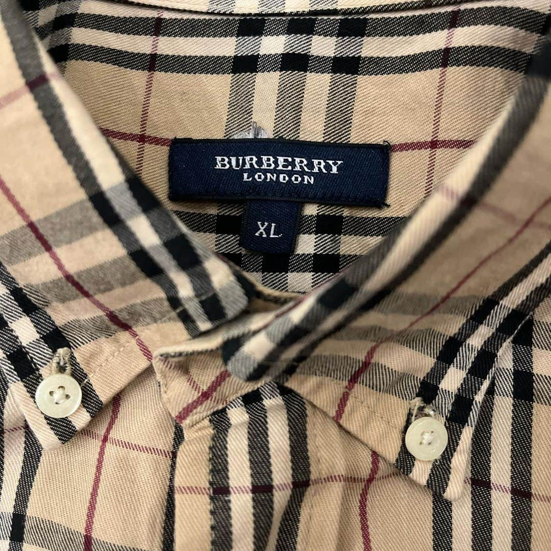 ジャムルさんのインスタグラム写真 - (ジャムルInstagram)「Burberry check ボタンダウンシャツ ¥9800+tax(10780) . Burberryの代名詞、ノバチェック通称バーバリーチェック。 どの時代も愛された、普遍的な定番アイテムです。 モードにもストリートにもハマるオススメの1枚。 .  WEB SHOPに入荷しております。 是非ご覧ください。 jammru.com  #お問い合わせはお電話で承ります #jammru#burberry  #osaka  #fashion  #streetstyle  #streetfashion  #vtg  #vintage  #used  #usedclothing  #古着 #古着屋 #ファッション #70s #80s #90s」9月19日 16時49分 - jammru