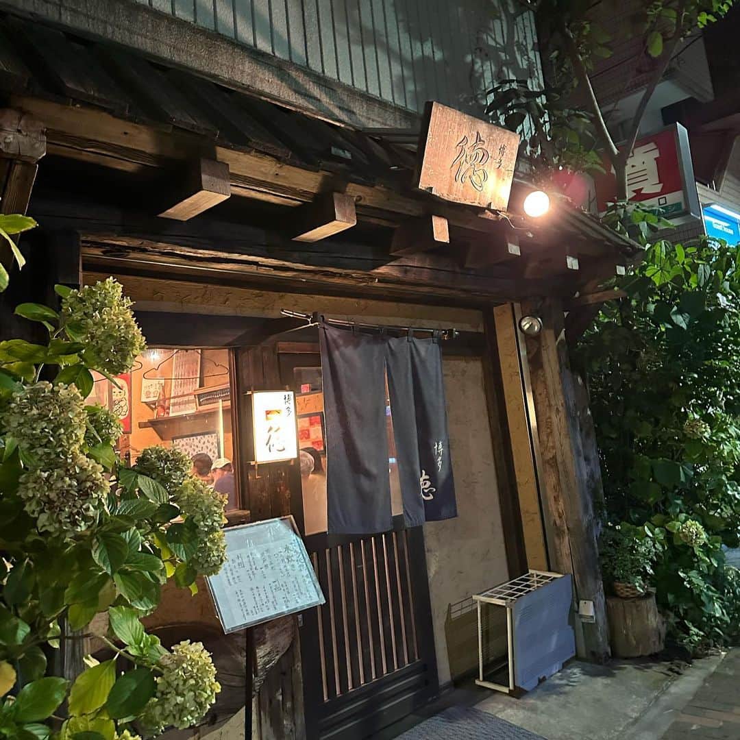 井上ほのかさんのインスタグラム写真 - (井上ほのかInstagram)「📍 浅草 / 九州料理  博多 徳 ¥5,000〜6,000  無性に鍋が食べたくなって、九州出身の食が好きな社長さんが「東京で一番美味しい水炊き」と絶賛するお店へ伺いました。  雰囲気のある外観と店内の雰囲気に期待値が上がります。  昨日オーダーしたのは  ・せせりの炭火焼き ・酢もつ ・胡麻鯖 ・ヤングコーンの天ぷら ・水炊き1人前 ・〆そうめん  水炊きは白濁の鶏スープ。始めはお塩とネギでスープを頂きます。濃厚で鶏の旨みが凝縮されていて、口にすると思わず笑みが溢れます。  続いて鶏を頂きましたが、柔らかくほろほろな鶏肉から、濃厚なお出汁がジュッと口に広がり、これまた美味しい。お野菜もペロリと完食。  私は普段の鍋の〆は決まって雑炊を頼みますが、この日常連っぽい団体さんが〆を全てそうめんにしていたので、私達もそうめんに。  雑炊でも無く、中華麺でも無い。そうめんの選択に食べて圧巻でした。濃厚なスープにそうめんがよく絡んで最高に美味しい。  一人前から頼めるのと鍋を一度下げて〆を作って提供して下さるのが嬉しいです。  元々美味しいと聞いていたので、ハードルが上がっていましたが、こちらの水炊きは想像を超えて感動しました。  今まで食べログの点数が高い水炊きなども食べて来ましたが、断トツで美味しかったです。最後の一滴までしっかり飲み干しました。  水炊き以外も外れなく、全て美味しかったです。　  二人で8杯以上頼み、お会計は一人6,000円切っていてコスパも良し。満足度がとても高かったです。  これから肌寒くなってくるので、定期的に行きたくなりそうです。次は雑炊を食べに伺います。  27時まで営業されてるそうなので、水炊きが食べたくなったら是非足を運んでみて下さい。  住所  東京都台東区西浅草2-25-7 最寄駅  田原町駅 徒歩5分 浅草駅 つくばエクスプレス 徒歩5分  営業時間  18: 00~27: 00 (L.O. 26:30)  #浅草グルメ #浅草ディナー #浅草グルメ #水炊き鍋 #鍋料理 #鍋好きな人と繋がりたい #鍋好き #鶏鍋 #東京グルメ #東京観光 #浅草観光 #鍋スタグラム #温活 #東京鍋 #グルメ女子 #食いしん坊女子 #美容師の休日 #tokyofood #japanesefood #asakusafood」9月19日 22時17分 - honoka_inoue