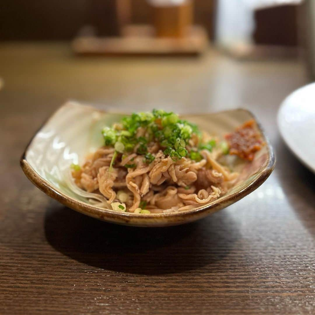 井上ほのかさんのインスタグラム写真 - (井上ほのかInstagram)「📍 浅草 / 九州料理  博多 徳 ¥5,000〜6,000  無性に鍋が食べたくなって、九州出身の食が好きな社長さんが「東京で一番美味しい水炊き」と絶賛するお店へ伺いました。  雰囲気のある外観と店内の雰囲気に期待値が上がります。  昨日オーダーしたのは  ・せせりの炭火焼き ・酢もつ ・胡麻鯖 ・ヤングコーンの天ぷら ・水炊き1人前 ・〆そうめん  水炊きは白濁の鶏スープ。始めはお塩とネギでスープを頂きます。濃厚で鶏の旨みが凝縮されていて、口にすると思わず笑みが溢れます。  続いて鶏を頂きましたが、柔らかくほろほろな鶏肉から、濃厚なお出汁がジュッと口に広がり、これまた美味しい。お野菜もペロリと完食。  私は普段の鍋の〆は決まって雑炊を頼みますが、この日常連っぽい団体さんが〆を全てそうめんにしていたので、私達もそうめんに。  雑炊でも無く、中華麺でも無い。そうめんの選択に食べて圧巻でした。濃厚なスープにそうめんがよく絡んで最高に美味しい。  一人前から頼めるのと鍋を一度下げて〆を作って提供して下さるのが嬉しいです。  元々美味しいと聞いていたので、ハードルが上がっていましたが、こちらの水炊きは想像を超えて感動しました。  今まで食べログの点数が高い水炊きなども食べて来ましたが、断トツで美味しかったです。最後の一滴までしっかり飲み干しました。  水炊き以外も外れなく、全て美味しかったです。　  二人で8杯以上頼み、お会計は一人6,000円切っていてコスパも良し。満足度がとても高かったです。  これから肌寒くなってくるので、定期的に行きたくなりそうです。次は雑炊を食べに伺います。  27時まで営業されてるそうなので、水炊きが食べたくなったら是非足を運んでみて下さい。  住所  東京都台東区西浅草2-25-7 最寄駅  田原町駅 徒歩5分 浅草駅 つくばエクスプレス 徒歩5分  営業時間  18: 00~27: 00 (L.O. 26:30)  #浅草グルメ #浅草ディナー #浅草グルメ #水炊き鍋 #鍋料理 #鍋好きな人と繋がりたい #鍋好き #鶏鍋 #東京グルメ #東京観光 #浅草観光 #鍋スタグラム #温活 #東京鍋 #グルメ女子 #食いしん坊女子 #美容師の休日 #tokyofood #japanesefood #asakusafood」9月19日 22時17分 - honoka_inoue