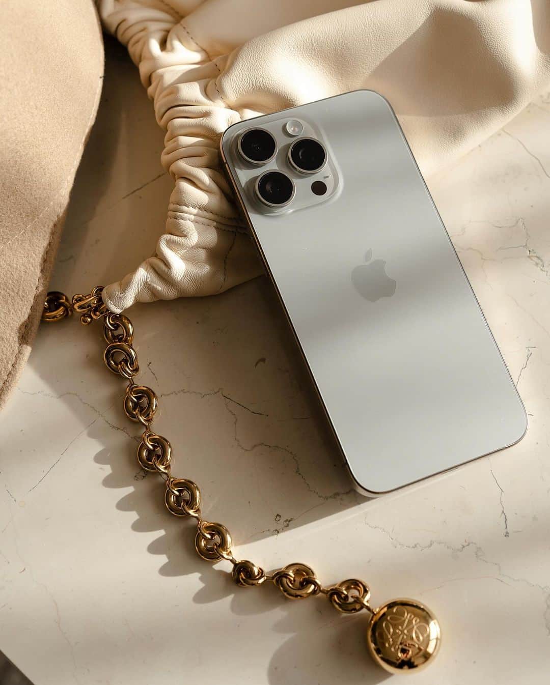 市川渚のインスタグラム：「📱 . SPUR.JP @spurmagazine 連載 Vol.184 先日発表会現地で取材をしてきたiPhone 15シリーズの先行レビュー記事が公開されました👐  🔗 https://spur.hpplus.jp/lifestyle/nagisaichikawa/tn9MuA/  自分ではホワイトチタニウムを買ったけれど、今回の推しカラーは間違いなくProモデルのニュートラルチタニウム♡ いい色。  Phone 15シリーズを実際ここ数日使ってみて思ったのは15のカメラがとても綺麗だということと、15 Pro Maxの5倍望遠が非常に楽しいということ、そしてPro / Pro Maxはコーティングが変わってレンズフレアがだいぶ改善されたのが個人的にポイント高かった。3枚目、4枚目の写真はiPhone 15 Pro Maxで撮った写真です。加工なし。  発表会で訊いたときは5倍ズーム（120mm）なんて使うかな？と思ったのだけど、手ぶれ補正がかなり効くので、動画でも静止画でも気兼ねなく使えるし、画質も◎。5倍ズームの世界はこれまで気軽に覗けるものじゃなかったこともあり、ただただ撮れることが楽しいです。軽くなったからこれまでよりPro Maxのデカ重さがさほど気にならなくなったし、Proを予約済だがPro Maxを改めて買ってしまおうかなと思うくらい😛  先週末はiPhone 15 Pro MaxでVlogも撮ってきたのでそちらはまた追って公開しますっ」