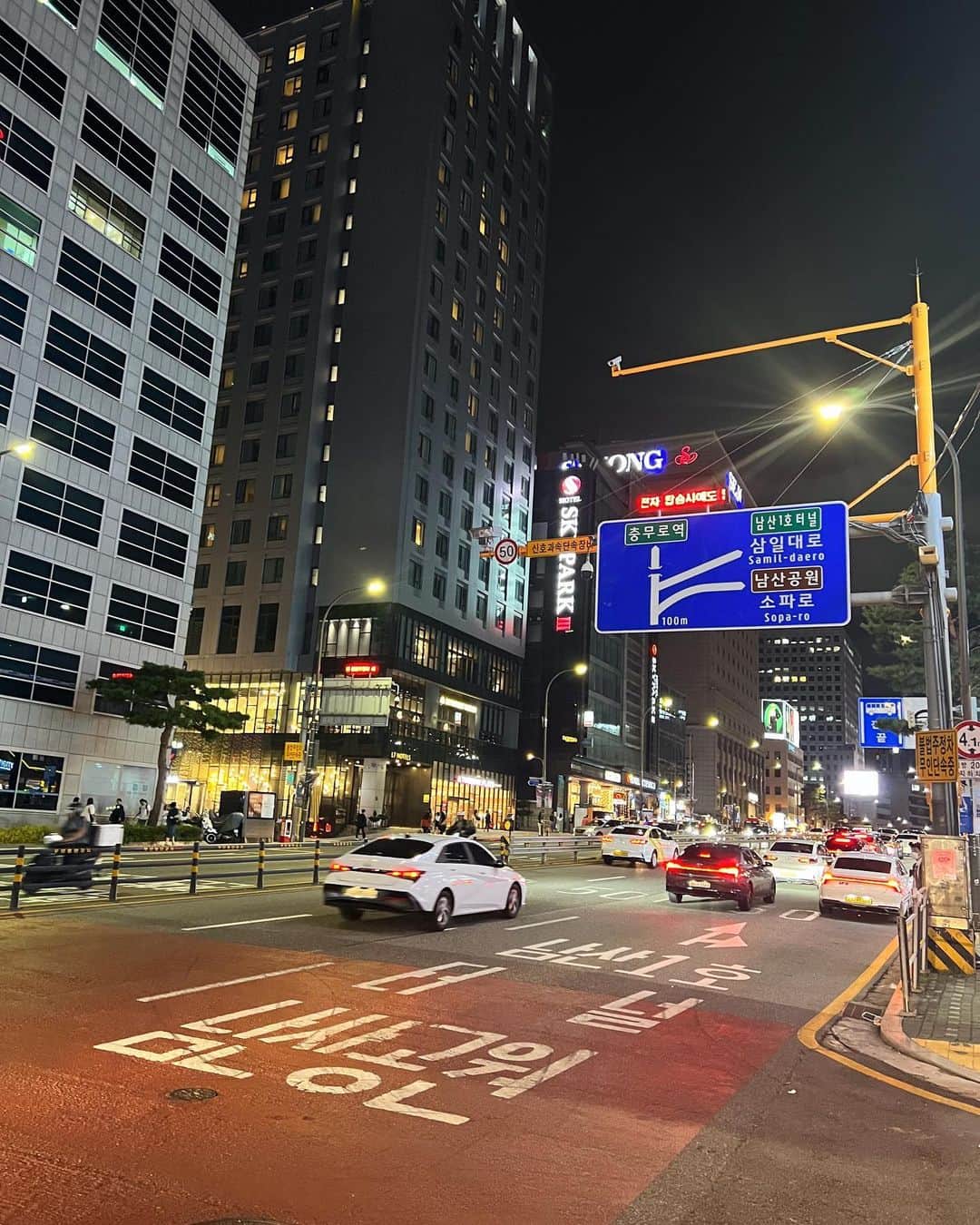 三輪麻未のインスタグラム：「🇰🇷🇰🇷🇰🇷  大学生ぶりの韓国！ そして、10年以上ぶりの友達との旅✈️  ただ歩いているだけで楽しい。  #韓国#South#Korea#한국」