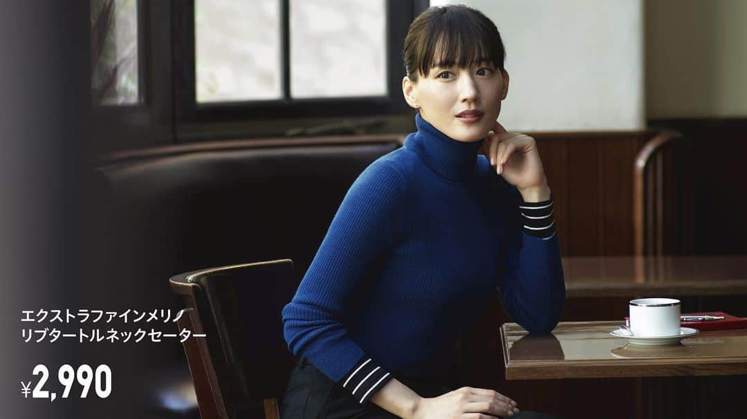 長山一樹のインスタグラム：「10月間近だというのに30度越え。。  毎朝仕事へ向かう途中に買うアイスコーヒーがホットになる時期には毎日被るパナマハットもフェルトに変わるかな。  しかしタートルのセーターが恐ろしく似合う綾瀬さん。目線一つの表情でストーリーが浮かぶ。  そろそろウールが恋しくなってきた。  ユニクロの広告にて綾瀬はるかさんを撮影させていただきました。是非店頭でご覧ください。  #uniqlo #ユニクロ  #綾瀬はるか  Art director #浜辺明弘  Stylist @natadecoco  Hairmake @akeminakano__official  #写真 #広告写真 #ポートレート  #エクストラファインメリノリブタートルネックセーター  #kazukinagayama  #長山一樹」