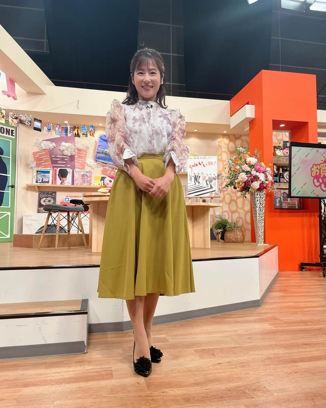 重長智子さんのインスタグラム写真 - (重長智子Instagram)「. . お買いものいいね衣装👗 . 秋っぽい花柄ブラウスが 可愛かったです🌷 . . #秋コーデ #秋のオシャレ #アナウンサー #衣装 #エアクロ #aircloset #田中気象予報士ありがとう」9月19日 22時22分 - tomoko_shigenaga