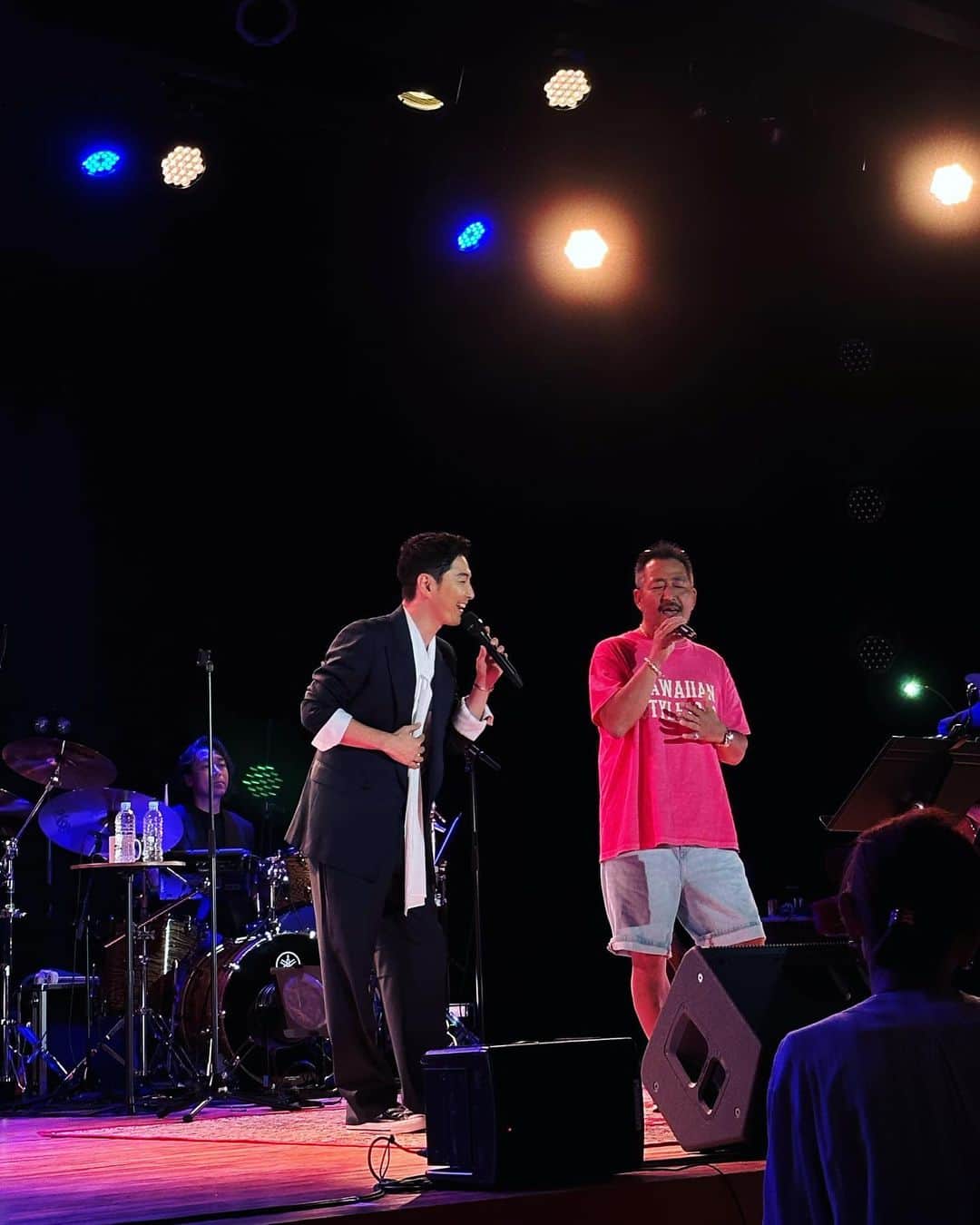 宮田悟志のインスタグラム：「. 今回の「My Home Town Concert 2023」では、お客様とのデュエットコーナーもありました🎙️  とてもとても素敵な歌声と、 歌いまわしが自分の間になっててびっくり！  一緒にステージに立ってくれて嬉しかった。  高井さんありがとう！  #デュエット #地元ライブ」