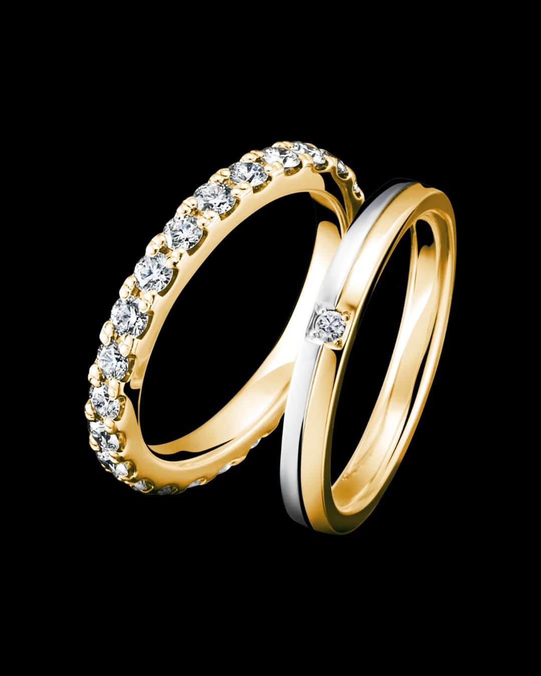ラザール ダイヤモンド ブティック公式 | 婚約・結婚指輪のインスタグラム：「ー 華やかなゴールドに永遠の愛をのせて ー   メレダイヤモンドを四角くセッティングした スタイリッシュなコンビネーションのマリッジリング「マーキー」  メレダイヤモンドの輝きをすべての角度から楽しめる シンプルでゴージャスなエタニティリング「アルバ」  眩いきらめきとタイムレスなデザインは おふたりの永遠の愛を体現。  ＜結婚指輪＞MARQUEE ＜エタニティリング＞ALBA  #lazarediamond  #ラザールダイヤモンド  #結婚指輪 #マリッジリング #エタニティリング  #NEWYORK #NYC #ダイヤモンド #ダイヤモンドリング #ブライダルリング #ブライダルリング専門店」