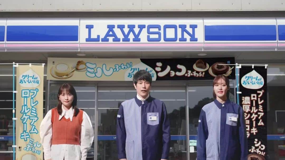 ローソン のインスタグラム：「＼あなたはミルふわる？ショコふわる？／ #クリームがおいしいお店 、ローソンから新作スイーツが登場♪ 定番の「プレミアムロールケーキ」と新作の「プレミアムロールケーキ 濃厚ショコラ」どちらが気になりますか(^^) . 「Uchi Café プレミアムロールケーキ」 「Uchi Café プレミアムロールケーキ 濃厚ショコラ」 . #ローソン #ミルふわるショコふわる #ウチカフェ #LAWSON #ウチカフェスイーツ #コンビニスイーツ #ロールケーキ #ミルククリーム #ショコラクリーム #今日のおやつ #おやつタイム #おやつの時間 #sweets #instasweet #sweetsgram #dessert #dessertgram #instadessert #japanesefood #instagood #foodstagram #foodpics」
