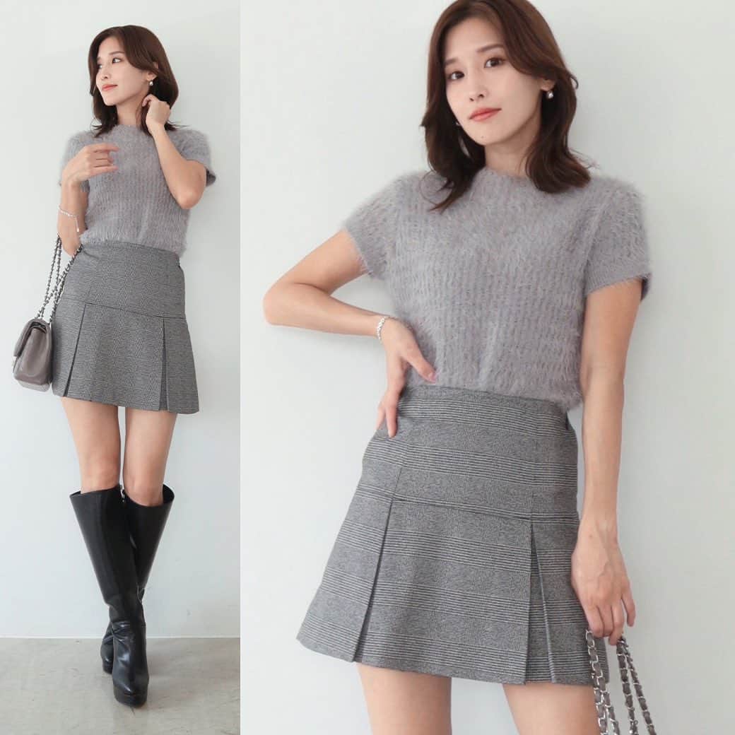デュラスアンビエントのインスタグラム：「#シャギーショートスリーブニット <White, Ivory, Red, Gray, Black>  思わず触りたくなる、愛らしいシャギーニット。 フィット感のある着心地で、毛足の長いシャギーがふんわりとボディラインを包みます。  #ボックスプリーツミニスカート <Greige, Black, Check> 【9/20(WED)20:00-】  一見台形スカートのようなコンパクトなフォルムですが、歩くたび動きの出るボックスプリーツ仕様で、デザイン性の高いスタイリッシュな一枚に。 パンツ仕様の裏地付きで、ミニ丈でも安心してご着用いただけます。  ＿＿＿＿＿＿＿＿＿＿＿ ✔︎ @ambient_styling #AMBIENT #ambient_official #ambientstyle #アンビエント #23aw #シャギーニット #ミニスカート #プリーツスカート #グレーコーデ #ロングブーツ」