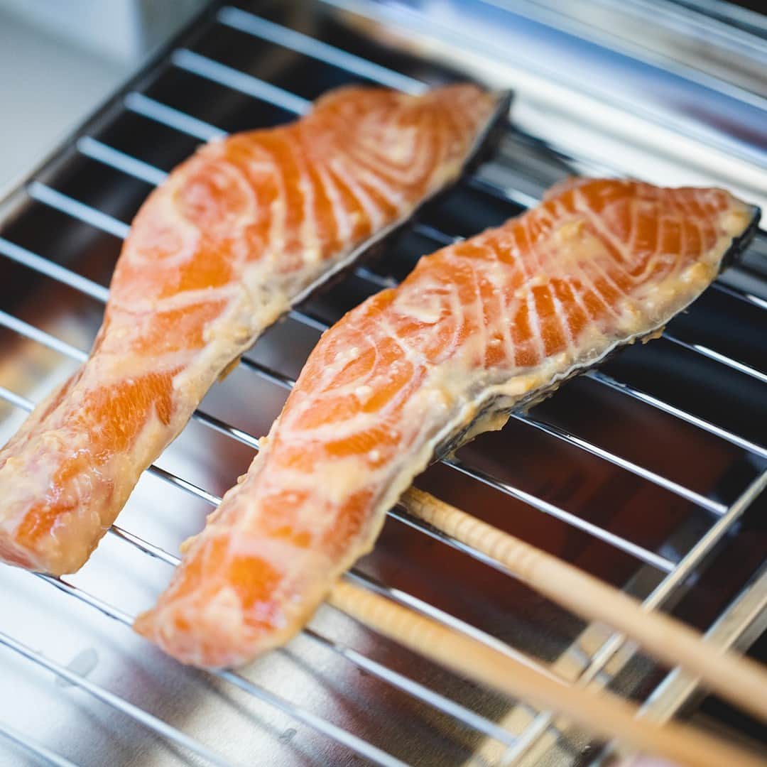 北欧、暮らしの道具店さんのインスタグラム写真 - (北欧、暮らしの道具店Instagram)「平日用の作り置きにもぴったり！ ごはんおかわり必至の絶品「鮭の味噌ヨーグルト漬け」レシピ . - - - - - - - - - - - - 疲れた日はいつも、 ああ魚が食べたいなぁ、なんて思います。  できれば簡単で、とびきり旨くて、 じんわり染み入る優しい味に 泣けてくる一皿を。  そんな平日の心を救ってくれる 「お魚レシピ」が知りたくて、 料理家の中山智恵さんに教わりました！ . - - - - - - - - - - - - - - - - - - - 鮭の味噌ヨーグルト漬けレシピ - - - - - - - - - - - - - - - - - - -  【材料（2人分）】 ・生鮭の切り身（サーモン可）…2切れ（1切れ約100g） ・塩 …少々  漬けダレ ・味噌 …大さじ2と1/2 ・無糖ヨーグルト …大さじ3 ・砂糖 …大さじ1  ◎魚の切り身は解凍して使うと 水分が抜けて パサつく・しょっぱくなる等の可能性が。 なので冷凍ではなく、ぜひ生のものを。  ◎味噌はご家庭にあるものでOK。 今回は中甘口を使用していますが、 種類によって風味が違うので、 ぜひ自分好みを探してみて。  【作り方】 ❶ 表面の水気を軽く拭き、 塩少々を両面にふる。10分ほど置いて、 浮いてきた水気を再度拭きとる。  ❷ 漬けダレの材料を混ぜ、魚を漬ける。  ＜漬け時間＞ おおよそ一晩程度（8時間）〜  ＜保存期間のおおよその目安＞ 冷蔵：3日程度 冷凍：3週間程度  保存容器はお好みのもので構いませんが、 魚がしっかり漬かるよう、 両面を覆うようにタレを塗り広げましょう。 冷蔵庫もしくは冷凍庫の、 平らなところで漬けておきます。  買い出し直後の新鮮なうちにすれば、 魚特有の臭みが出にくく、 味わいもグッと深くなりますよ。  ❸ 漬けてあれば、あとは簡単。 どんなに疲れた日でも焼くだけ。 冷凍の場合は解凍してから、 冷蔵の場合は取り出してすぐ使えます。  表面の漬けダレをざっと拭う。  温めた魚焼きグリルに入れ 中火で6分ほど焼く。  グリルが片面焼きの場合は、 4分ほど経ったら裏返す。  皮目がパリッと焼けたら、出来上がり！ . - - - - - - - - - - - - - - - - - - - 冷蔵だと3日、 冷凍だと3週間ほど保存OK。  魚焼きグリルが無い場合は、 フライパンで焼いても◎ その場合はアルミホイルなどを敷いて焼くと、 焦げ付きにくくなりますよ。 . - - - - - - - - - - - - . #kitchen#kitchendesign#kitchenware#food#foodstagram#レシピ#平日ごはん#魚#鮭レシピ#お弁当レシピ#お弁当#家じかん#料理#キッチン#キッチン雑貨#シンプル#シンプルライフ#シンプルデザイン#暮らしを楽しむ#日々の暮らし#北欧#暮らし#北欧暮らしの道具店」9月19日 17時02分 - hokuoh_kurashi
