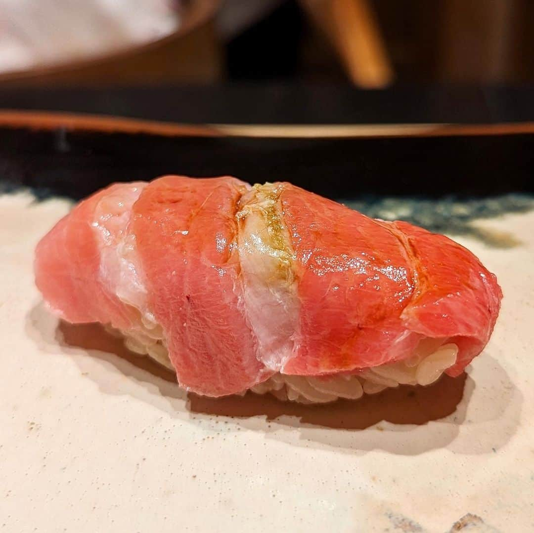 大見さなえさんのインスタグラム写真 - (大見さなえInstagram)「外苑前『鮨 龍次郎』🍣 ミシュラン一ツ星獲得の名店⭐️ "海味"ご出身の中村龍次郎さんが独立されたお店！ ⁡ "まずはご挨拶がてらに握らせてください" っと中トロが登場🍣 シャリは力強く赤酢がしっかり効いてる！ ⁡ 握りは溶ける大トロ、赤身、小肌、雲丹。 一品ものはクエ刺し、鰻、茹でタコ 鮑は肝とシャリ混ぜて✨ ⁡ 大将の優しさが滲み出ていて 気を張らない店内の雰囲気の中 最高のお鮨を味わえる☺️🍣 ⁡ ーーーーーーーーーーーーーーーーーーーーー エリア　外苑前 メニュー ランチ握りコース16,500円   おまかせコース29,700円 ーーーーーーーーーーーーーーーーーーーーー #鮨龍次郎 #龍次郎 #外苑前グルメ #東京鮨 #南青山グルメ #東京名店 #めぐログ_鮨 #めぐログ_外苑前 #鮨 #おすし #大トロ #sushi #japanesefood」9月19日 17時01分 - tabe_megumi