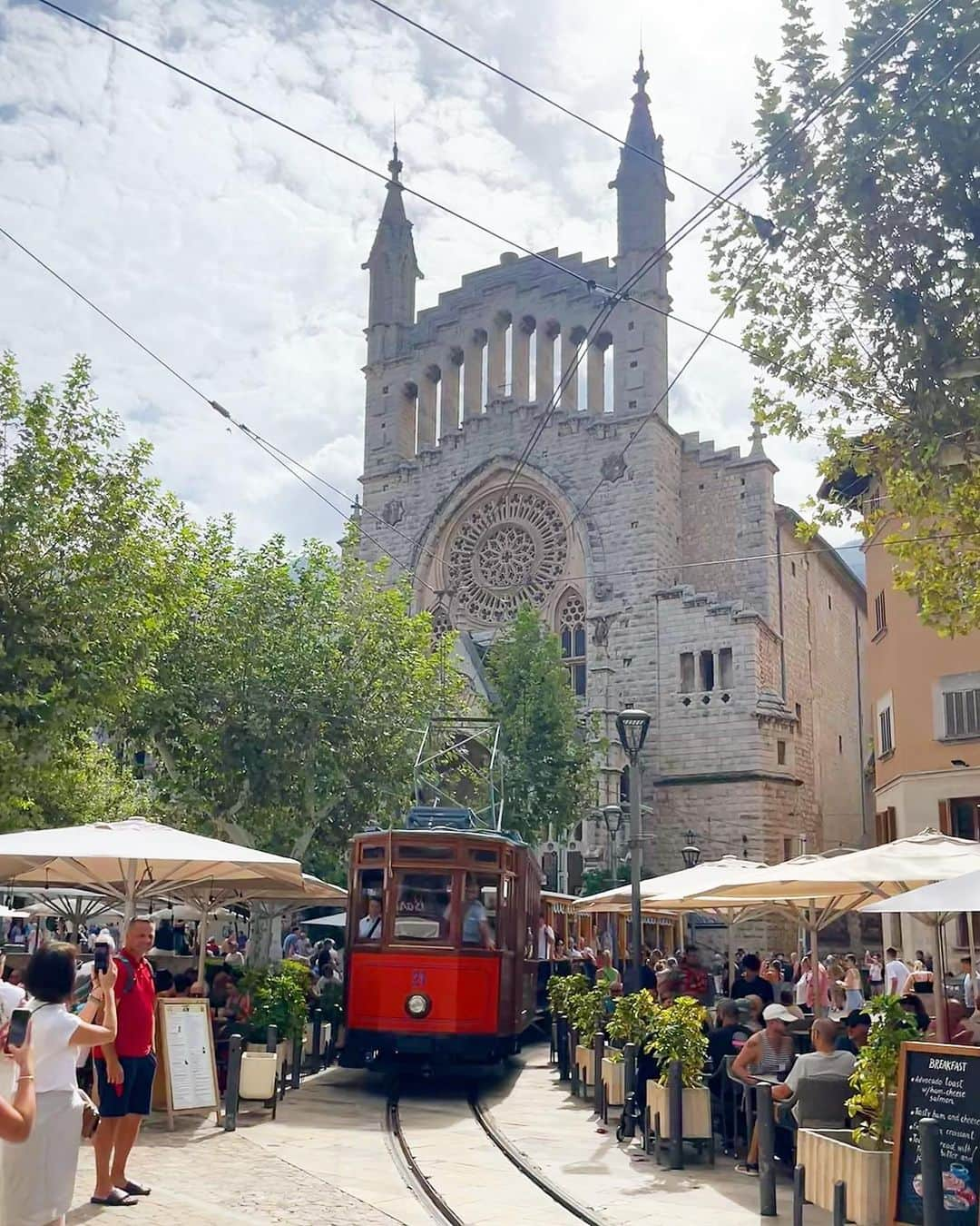 若松来海のインスタグラム：「Sóller🛤️   #マヨルカ島 #マヨルカ #パルマデマヨルカ #  #スペイン #Spain#gaudi #sagradafamilia #museum #チェスティ  #chesty #ワンピースコーデ  #世界遺産 #worldheritage #royalcaribbean #ロイヤルカリビアン #クルーズ #cruise #japan #japanesegirl #japanese #charlsandkeith #nikeairmax #ソーリェル #ソーリェル鉄道 #Sóller #soller #路面電車 #トラム #海外旅行」