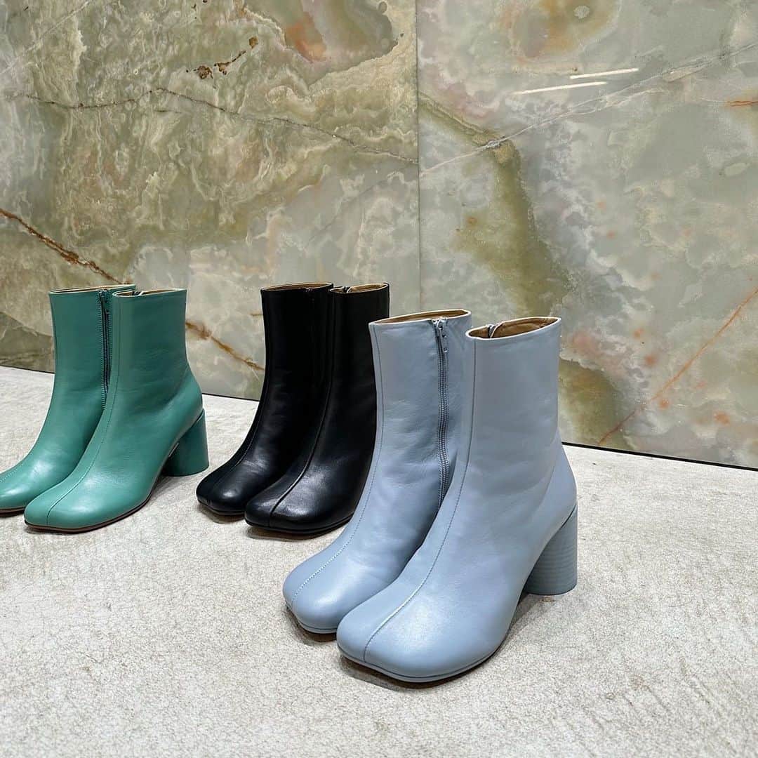 のインスタグラム：「＜MM6 Maison Margiela＞ ANATOMIC ANKLE BOOTS ¥88,000(tax in) COLOR:Black/LT Blue   ¥82,500(tax in) COLOR:Lime  #mm6 #mm6maisonmargiela  #H_beautyandyouth #エイチビューティアンドユース @h_beautyandyouth #beautyandyouth #ビューティアンドユース #Unitedarrows #ユナイテッドアローズ」
