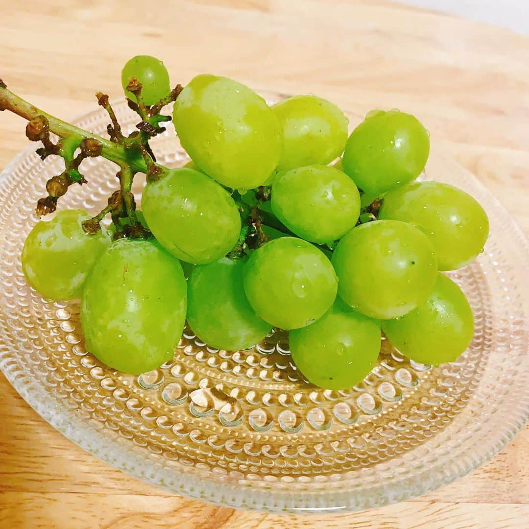 mizukiのインスタグラム：「.  食べかけだけど🍴 美味しいよね シャインマスカット🍇  巨峰もデラウエアもすき💜  #シャインマスカット #フルーツ #果物 #ビタミン #ポリフェノール #ビタミン #イッタラ #iittala」