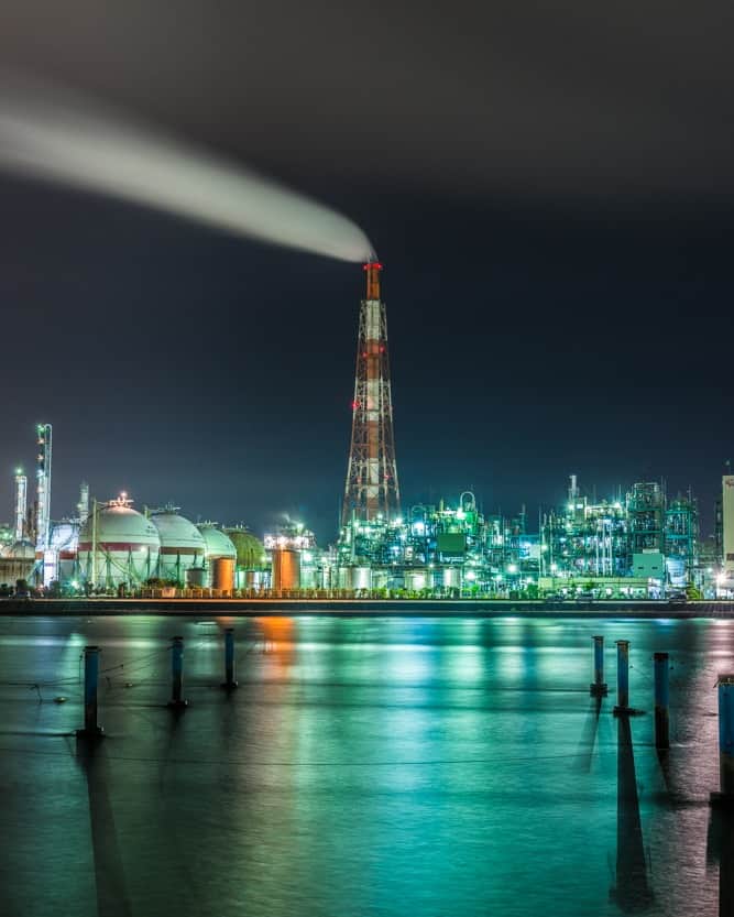 関西電力株式会社のインスタグラム：「＼まるで未来都市🌟「聖地」と呼ばれる工場夜景✨ ／  今回は、三重県四日市工業地帯の夜の様子をパシャリ📸  四日市は、昭和30年代に海軍燃料基地跡に形成され、大規模な石油化学コンビナートが誕生した産業の街。 中でも工業地帯の夜景は、上空、海上、陸上から様々な角度から観賞することができることから「３D夜景」と称されており、特に工場ファンからは「聖地」とも呼ばれています🌃   今回お届けするのは、四日市ドーム前からの風景で、目の前の200ｍの運河に映る夜景を撮影することができ、非常に人気のスポットとなっています✨  四日市工業地帯で日常では味わえない特別な夜を楽しむのはいかがでしょうか🌙✨  みなさんオススメの関西のスポットがあれば、コメントで教えてください！  #関西電力 #灯りフォト部  #四日市工業地帯 #工場夜景 #工場観賞 #四日市ドーム #日本の絶景 #日本の景色 #関西旅行 #関西観光 #関西の旅  #写真好きな人と繋がりたい #カメラ好きな人と繋がりたい」