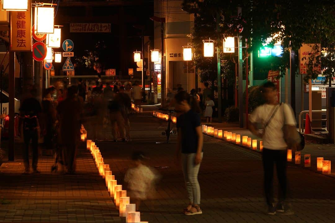 平塚市さんのインスタグラム写真 - (平塚市Instagram)「平塚の秋の風物詩のひとつ「ぼんぼりまつり」と「ぼんぼり市」🌟 大門通りから平塚八幡宮まで続く、オレンジ色の淡い光が秋の夜を感じさせます。9月16日（土）には縁日も開催され、たくさんの人で賑わっていました🎶  「ひらつかで見つけた“オレンジの秋”」３投稿を横一列に並べてみました🍊  #手をつなぎたくなる街 #hiratsukagood #hiratsuka　#平塚 #kanagawaphotoclub #平塚八幡宮 #ぼんぼり市　#ぼんぼりまつり #ぼんぼり　#行燈　#ノスタルジック　#秋　#初秋 #秋の風物詩　#秋の訪れ　 #今日もお疲れ様でした #instagramjapan　#igersjp　#japanphoto」9月19日 17時00分 - hiratsukagood