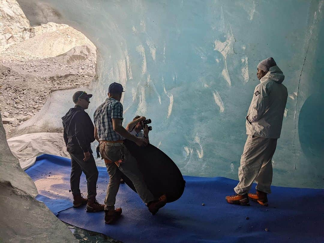 ヘンリロイドさんのインスタグラム写真 - (ヘンリロイドInstagram)「21.09.2023.  Exploring The Ice Cave.  #henrilloyd  #sameplanetdifferentworld」9月19日 17時10分 - henrilloyd_