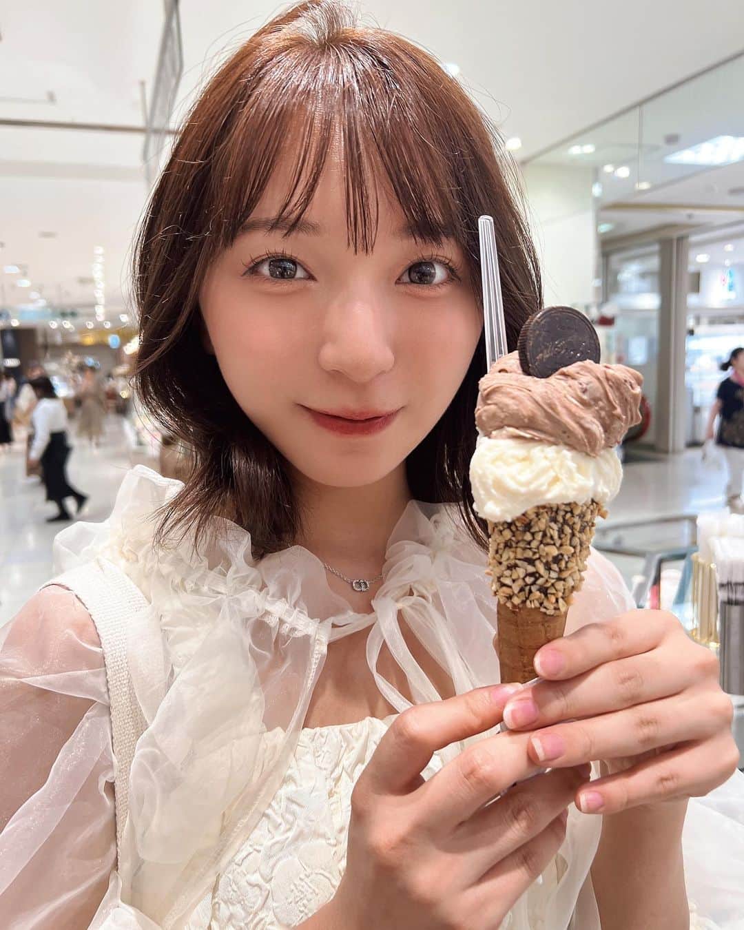 塩川莉世のインスタグラム：「最近ハマっています🪼 Venchiっていうアイスクリーム屋さん🍨 . . 目の前でコーンにチョコレートとアーモンドつけてくれるんだよ( ˙灬˙ ) もう超絶品だからみんな絶対にたべて〜ﾓｸﾞﾓｸﾞ . . #ヴェンキ #ヴェンキジェラート #venchi #venchichocolate #venchigelato #gelato #france #itary🇮🇹 #fyp #foodporn #フレンチガーリー #フレンチガーリーコーデ #ふわふわ系女子 #秋カラー #マロンベージュ」