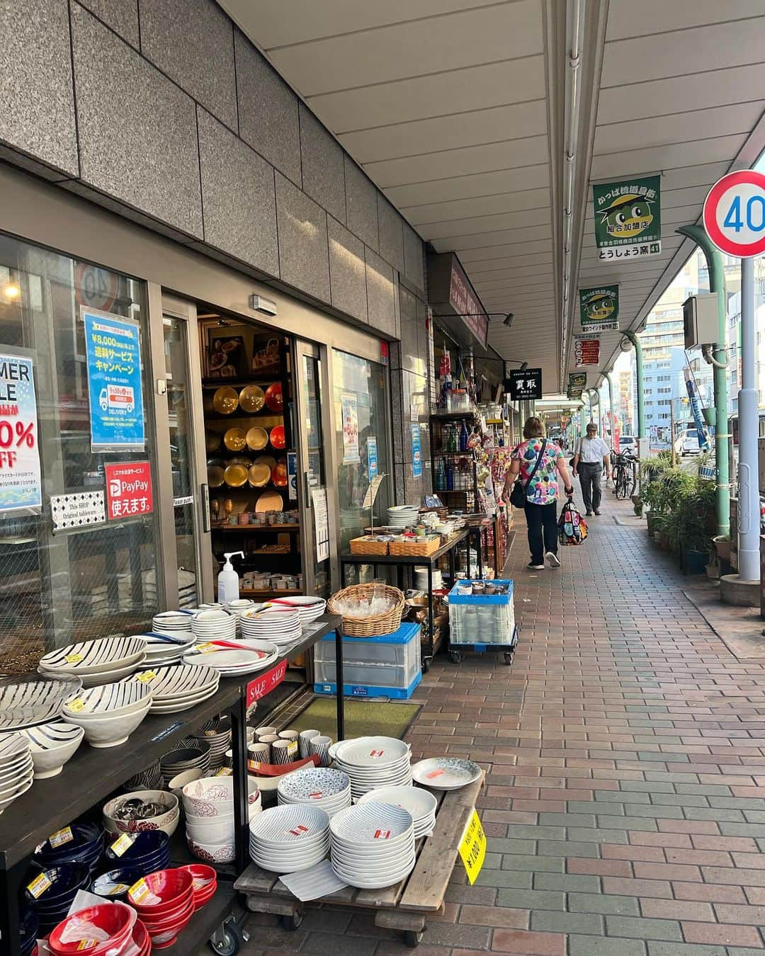 井上咲楽さんのインスタグラム写真 - (井上咲楽Instagram)「母と合羽橋商店街にいってきました！ せいろを探してたくさんのお店を見ました。  結局、合羽橋ではお気に入りのせいろは見つからず…  でも、欲しかった亀の子タワシのスポンジと、塩麹を入れる予定のWECKのビン、最近気になっている「かもしか道具店」のおろし器を購入しました。  買わなくても、これを買ったとしたらどんなものを盛り付けようかなとか、どうやって使おうかなって考えている時間がとても楽しくて幸せだな  #いのさくの暮らし」9月19日 17時04分 - bling2sakura