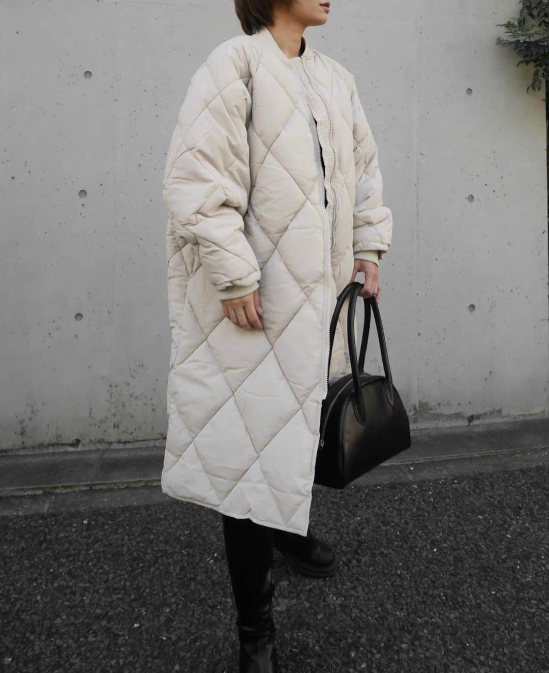 宮本沙恵のインスタグラム：「本日アウター第一弾発売❤️‍🔥 中綿のノーカラーコートは、フーディーを出してもマフラーを巻いても様になる🤍 オーバーサイズのざっくり感が可愛い1枚です🔛 . 次週もアウターご用意してますので、是非ご覧ください🤍」
