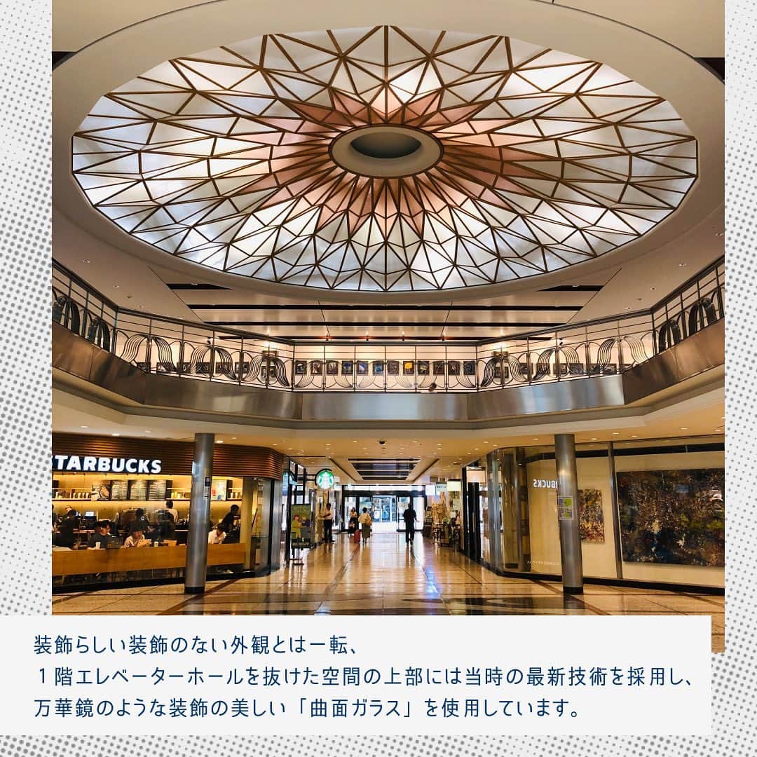 MEET at Marunouchiさんのインスタグラム写真 - (MEET at MarunouchiInstagram)「＼丸の内建物探訪 vol.1／  常に日本経済の中枢機能が集まる丸の内には、 今も昔も、歴史的価値の高い建造物が点在🏢  そんな数ある名建築の中から、 今回は「新東京ビル」をご紹介。  1965年に竣工され、 地上9階地下4階建てとなっています。  建物の角がかわいらしく、 曲面ガラスを使っています。 これは当時の最新技術でした！👀  装飾らしい装飾のない外観とは一転、 東側正面から中に入ると、 高い天井に一直線に並ぶ柱、 硬質な大理石の壁が凛としながら、 誰でも通り抜けできる公共空間のような 雰囲気をつくっています✨  中には約40ものレストランやカフェ、 ブランド店があります。  建物探訪のあとは新東京ビルで、 お買い物やおいしいご飯を 楽しんでみてはいかがでしょうか？🛍️ 　 ※新東京ビルは1965年に 全館竣工をしておりますが、 第一期竣工は1963年となります。  　  #丸の内 #大手町 #有楽町 #東京駅 #tokyo #marunouchi #東京観光 #新東京ビル #建物探訪 #建物」9月19日 17時04分 - marunouchi_com