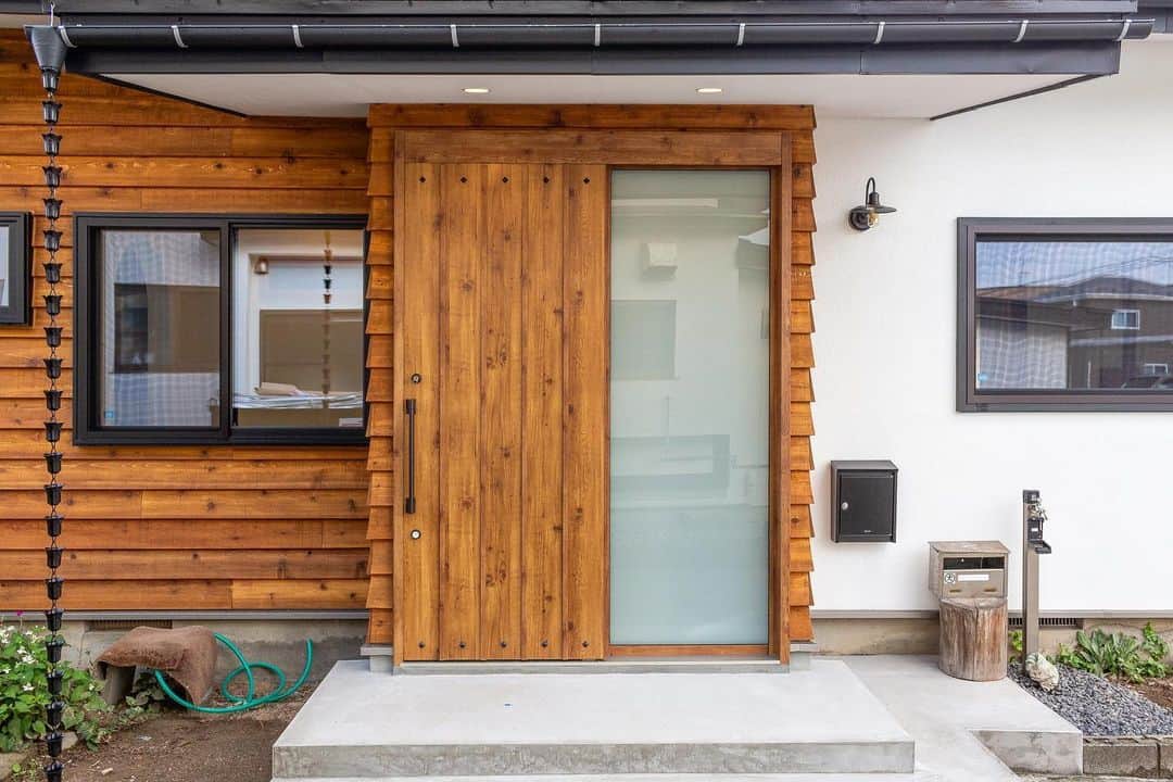 fukui-kensetsuのインスタグラム：「山形市椚沢K様邸リフォームの玄関です。  引戸の玄関ドアに入替て、外壁には塗壁とレッドシダーを使用しました。既存の形を活かしつつ雰囲気は様変わりしています✨  #リフォーム #リフォーム事例 #リフォーム工事 #リノベーション #リノベーション事例 #玄関リフォーム #玄関引戸 #外壁塗り壁 #外壁レッドシダー #玄関モルタル  #自然塗料 #自然塗料リボス #自然素材の家 #自然素材の家づくり #マイホーム  +++--------------------+++  山形暮らしの家づくり  #福井建設#山形市#工務店#注文住宅#山形注文住宅#山形の工務店#山形住宅会社  山形の風土に合った注文住宅を建設しています。  ↓プロフィール↓ @fukui_kensetsu  ↓現場のことや日常をご紹介するアカウント↓ @fukui_kensetsu_pr  お問い合わせなど、お気軽にDMしてください♪ +++--------------------+++」