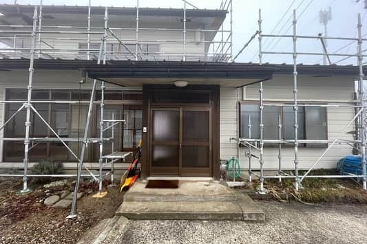 fukui-kensetsuさんのインスタグラム写真 - (fukui-kensetsuInstagram)「山形市椚沢K様邸リフォームの玄関です。  引戸の玄関ドアに入替て、外壁には塗壁とレッドシダーを使用しました。既存の形を活かしつつ雰囲気は様変わりしています✨  #リフォーム #リフォーム事例 #リフォーム工事 #リノベーション #リノベーション事例 #玄関リフォーム #玄関引戸 #外壁塗り壁 #外壁レッドシダー #玄関モルタル  #自然塗料 #自然塗料リボス #自然素材の家 #自然素材の家づくり #マイホーム  +++--------------------+++  山形暮らしの家づくり  #福井建設#山形市#工務店#注文住宅#山形注文住宅#山形の工務店#山形住宅会社  山形の風土に合った注文住宅を建設しています。  ↓プロフィール↓ @fukui_kensetsu  ↓現場のことや日常をご紹介するアカウント↓ @fukui_kensetsu_pr  お問い合わせなど、お気軽にDMしてください♪ +++--------------------+++」9月19日 17時06分 - fukui_kensetsu