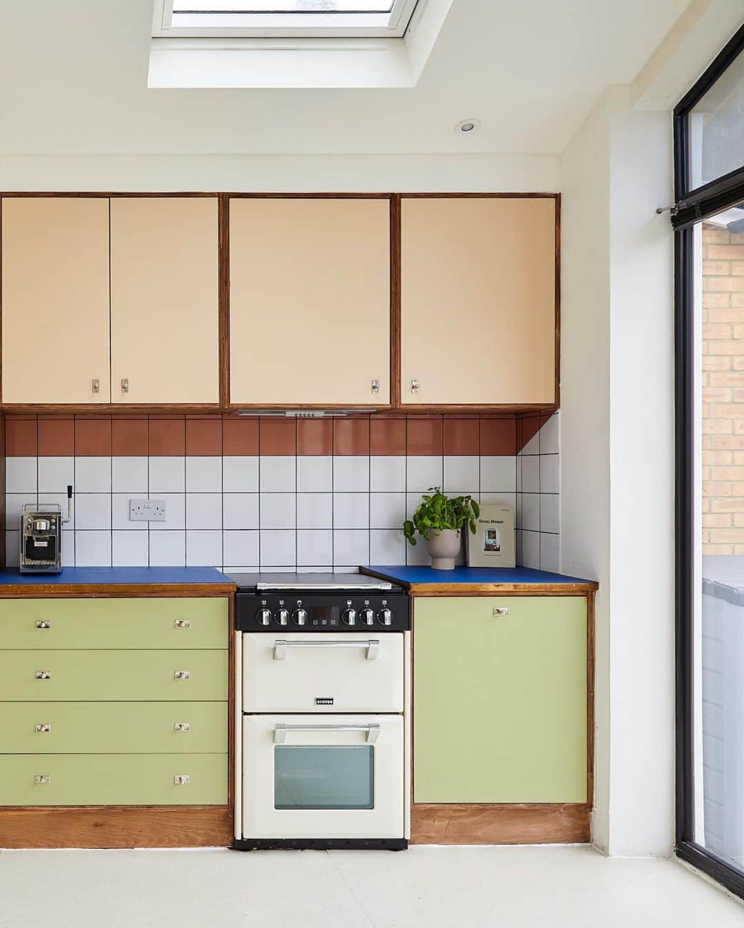 The Modern Houseさんのインスタグラム写真 - (The Modern HouseInstagram)「#forsale Palette Cleanser: four pared-back kitchens for the most calming of cooking sessions.  1. Foxgrove Road IV, London BR3. 2. Markwick Terrace, St Leonards-on-Sea, East Sussex. 3. Secret Garden, Leeds, West Yorkshire. 4. Phyllis Avenue, London KT3.」9月19日 17時08分 - themodernhouse