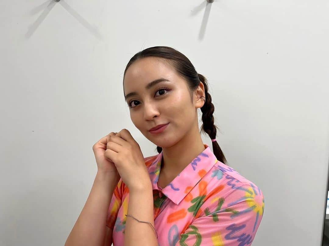 岡田結実のインスタグラム：「とにかくカラフルな衣装の日でしたね〜〜 夏も終わり始めているけど、秋服もうみんな着てる？まだ踏ん張ってる😷  ・トップス @colinlocascio ・スカート @marimekkojapan ・シューズ @dianashoespress ・ブレスレット @20_80_jpn ・イヤカフ @northworksfolk」