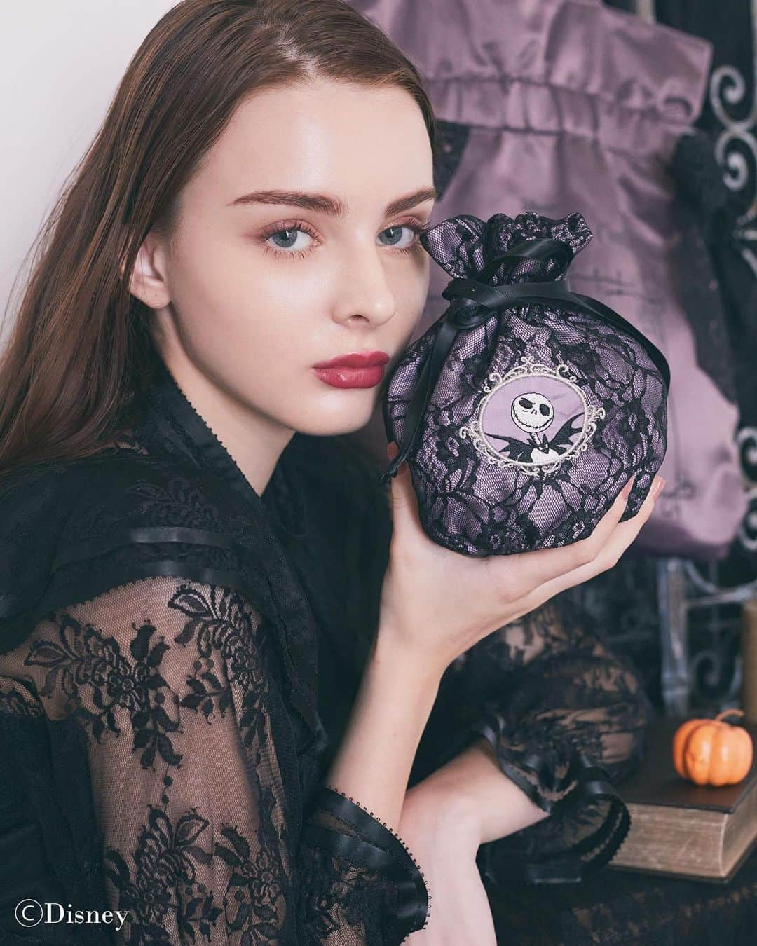 maisondefleur_pressさんのインスタグラム写真 - (maisondefleur_pressInstagram)「【Disney Collection】  『TIM BURTON'S  THE NIGHTMARE BEFORE CHRISTMAS』   『ティム・バートン ナイトメアー・ビフォア・クリスマス』の 映画公開30周年を記念した 特別なコレクションが登場🕸  パープルやブラックを基調としたダークな雰囲気の中に ブラックのレースやリボンで甘さをプラスした Maison de FLEURならではのデザインに注目です！   ---------------------------  ○全国ショップ※アウトレット店除く 9/29(fri)～  ○公式通販ストライプクラブ ○ZOZOTOWN 9/28(thu)20:00～  --------------------------- 【注意事項】 ※販売より1週間は、お一人様、1アイテム、1カラーにつき2点までのご購入とさせていただきます。 ※状況によっては入場制限または整理券を配布いたします。 ※販売初日のお取り置きは不可。2日目以降は可能です。 ※他店舗へのお取り寄せは不可。 ※アイテムは一部サンプルにて撮影を行っております。 実際にお届けする商品と仕様やサイズが若干異なる場合がございますのでご了承ください。  ━━━━━━━━━━━━━━━ ︎︎︎︎☑︎Jack/ティッシュケース ￥4,200 tax in　  ☑Jack/レース巾着ポーチ ￥4,400 tax in  ☑Jack/パスケース ￥4,700 tax in  ☑Zero/コインケース ￥5,200 tax in  ☑Jack&Sally/ダブルリボンギャーザートート ￥6,600 tax in  ☑Jack/キャンバストートバッグ ￥8,000 tax in . . #maisondefleur #メゾンドフルール #ダブルリボントートバッグ #disney #ディズニー #ディズニーコレクション #ナイトメア #ナイトメアービフォアクリスマス #nightmarebeforechristmas  #ナイトメアビフォアクリスマス #ジャック #ジャックスケリントン #サリー #zero #ゼロ #バッグ #トートバッグ #キャンバストート #リボン #ribbon #ショルダーバッグ  #パスケース #カードケース #コインケース #ポーチ #巾着 #ティッシュケース #ハロウィン #halloween #ハロウィン🎃」9月19日 17時11分 - maisondefleur_press