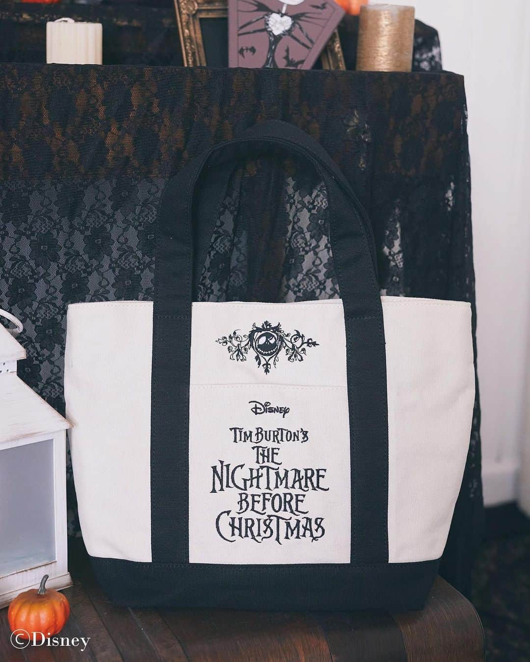 maisondefleur_pressさんのインスタグラム写真 - (maisondefleur_pressInstagram)「【Disney Collection】  『TIM BURTON'S  THE NIGHTMARE BEFORE CHRISTMAS』   『ティム・バートン ナイトメアー・ビフォア・クリスマス』の 映画公開30周年を記念した 特別なコレクションが登場🕸  パープルやブラックを基調としたダークな雰囲気の中に ブラックのレースやリボンで甘さをプラスした Maison de FLEURならではのデザインに注目です！   ---------------------------  ○全国ショップ※アウトレット店除く 9/29(fri)～  ○公式通販ストライプクラブ ○ZOZOTOWN 9/28(thu)20:00～  --------------------------- 【注意事項】 ※販売より1週間は、お一人様、1アイテム、1カラーにつき2点までのご購入とさせていただきます。 ※状況によっては入場制限または整理券を配布いたします。 ※販売初日のお取り置きは不可。2日目以降は可能です。 ※他店舗へのお取り寄せは不可。 ※アイテムは一部サンプルにて撮影を行っております。 実際にお届けする商品と仕様やサイズが若干異なる場合がございますのでご了承ください。  ━━━━━━━━━━━━━━━ ︎︎︎︎☑︎Jack/ティッシュケース ￥4,200 tax in　  ☑Jack/レース巾着ポーチ ￥4,400 tax in  ☑Jack/パスケース ￥4,700 tax in  ☑Zero/コインケース ￥5,200 tax in  ☑Jack&Sally/ダブルリボンギャーザートート ￥6,600 tax in  ☑Jack/キャンバストートバッグ ￥8,000 tax in . . #maisondefleur #メゾンドフルール #ダブルリボントートバッグ #disney #ディズニー #ディズニーコレクション #ナイトメア #ナイトメアービフォアクリスマス #nightmarebeforechristmas  #ナイトメアビフォアクリスマス #ジャック #ジャックスケリントン #サリー #zero #ゼロ #バッグ #トートバッグ #キャンバストート #リボン #ribbon #ショルダーバッグ  #パスケース #カードケース #コインケース #ポーチ #巾着 #ティッシュケース #ハロウィン #halloween #ハロウィン🎃」9月19日 17時11分 - maisondefleur_press