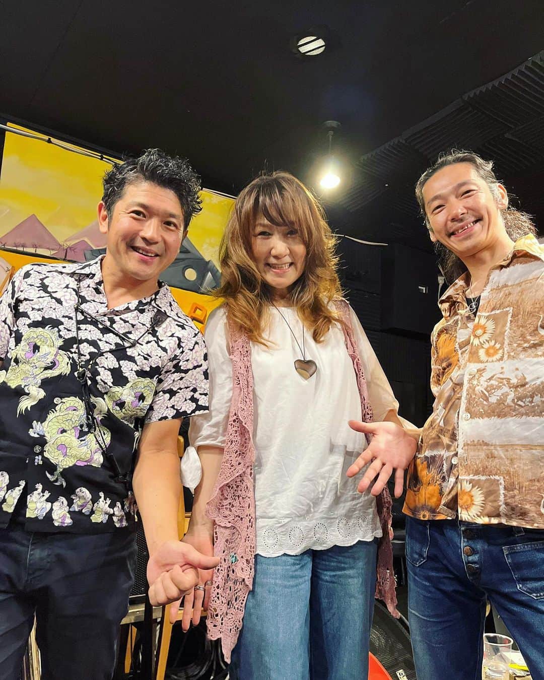 MONKYのインスタグラム：「日曜日は高槻は富田のHideaway！  初めましてのポーカルの皇甫純圭さんとギターの篠原 裕さんが素晴らしくて、みんなニコニコなHideaway！  店主のフミヨさんの音楽愛が創り出した空間、いいお店だなぁHiideaway♬  ありがとうごさいました！  またHideawayでお会いしましょー！」