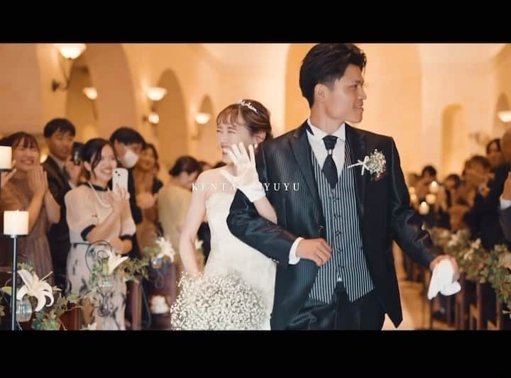 ヴィラ・デ・マリアージュ太田のインスタグラム：「villa des mariages ota  ~Wedding Report ~ 　Kenta × Yuyu  今年1月。 お二人はご家族の皆様と一緒にヴィラデマリアージュ太田へ ご見学にお越しくださいました。  ご新郎様　健汰さんはお父様に憧れトラックの運転手に。 当日も愛車のトレーラーを会場にお持ち頂き、 カリヨンの鐘をお二人が鳴らし終えた後、クラクションを鳴らす演出を。  新婦様　有結さんはウェディングドレスを着ることが憧れだったんですと、初めのお打合せの際からおっしゃっており、 当日は健汰さんとお母様、お兄様にもドレスのファーストミートを。  ご新郎様ご新婦様の内に秘めた伝えたい想い、 ご結婚式というかけがえのない瞬間に、 かけがえのない家族•友人へしっかりと伝えられるように。  私たちはお客様に寄り添い、【人生の栞日になる日】 ボンマリアージュへ繋げて参ります。  Movie by @tomato_red_motion   @villas_des_mariages_ota  ご見学のご予約、お問い合わせお待ちしております！  #ヴィラマリ花嫁  #ヴィラデマリアージュ #ヴィラデマリアージュ太田 #結婚式  #群馬結婚式  #群馬式場 #エンドロール  #トマトレッドモーション  #カラードレス  #結婚式演出  #式場見学  #式場探し #ブライダルフェア  #プレ花嫁さんと繋がりたい #結婚式コーデ #結婚式ヘアアレンジ #結婚式お呼ばれ #結婚式準備 #卒花 #挙式 #披露宴」