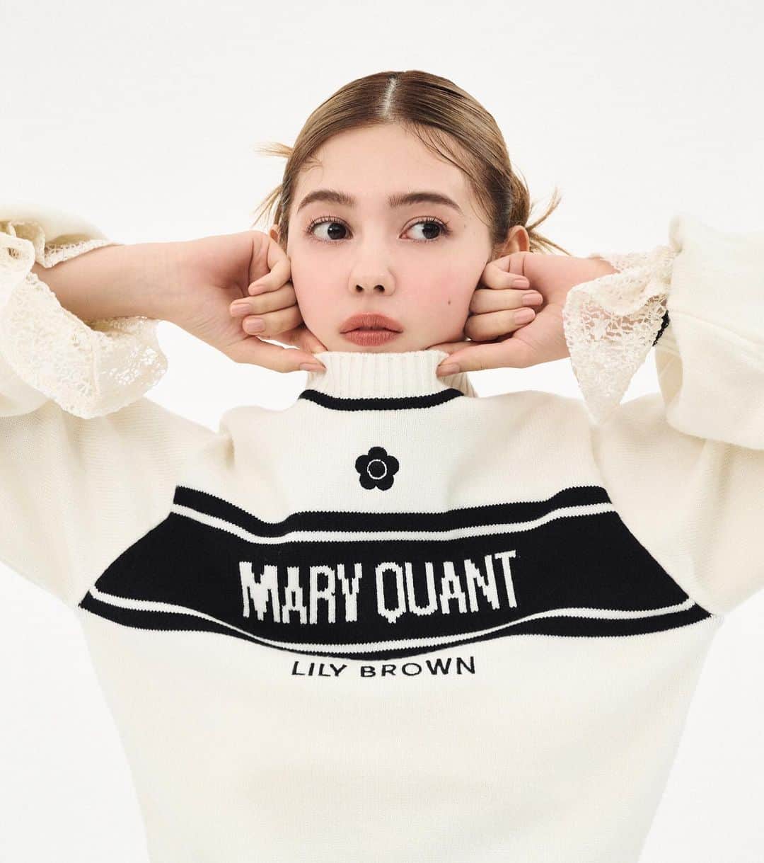 Lily Brownさんのインスタグラム写真 - (Lily BrownInstagram)「_  ✿ LILY BROWN × MARY QUANT ✿  ✿全国店舗発売日：9月20日(水)  ✿先行予約開始日：9月14日(木) 即完売した下記アイテムもただいま再予約受付中✨  ・【LILY BROWN×MARY QUANT】ジャガードニット ・【LILY BROWN×MARY QUANT】ハイネックニット ・【LILY BROWN×MARY QUANT】カットトップス  60年代ロンドンのストリートカルチャーを代表するMARY QUANTとのコラボレーション第3弾。 MARY QUANTのシンボルであるデイジーをポイントにしたニットやカットソーなどの、アイコニックなモチーフアイテムのほか、スポーティなブルゾンとスカートのセットアップなどのトレンドアイテムまで幅広いラインアップで展開。  ✿福岡パルコにてリミテッドコンセプトストアを開催中 ご来店いただいたお客様には素敵な特典をご用意しております。  場所：福岡パルコ 本館 1F 期間：9月14日(木)～9月20日(水) 営業時間：10:00~20:30 電話：092-235-7369  #LILYBROWN #リリーブラウン #maryquant #マリークヮント #マリークワント #vintage #vintagefeature #vintagefeaturedress #コラボレーション」9月19日 17時13分 - lily_brown_official