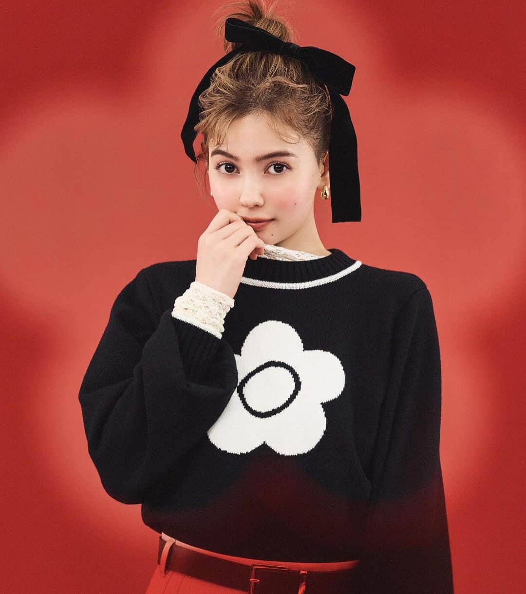 Lily Brownさんのインスタグラム写真 - (Lily BrownInstagram)「_  ✿ LILY BROWN × MARY QUANT ✿  ✿全国店舗発売日：9月20日(水)  ✿先行予約開始日：9月14日(木) 即完売した下記アイテムもただいま再予約受付中✨  ・【LILY BROWN×MARY QUANT】ジャガードニット ・【LILY BROWN×MARY QUANT】ハイネックニット ・【LILY BROWN×MARY QUANT】カットトップス  60年代ロンドンのストリートカルチャーを代表するMARY QUANTとのコラボレーション第3弾。 MARY QUANTのシンボルであるデイジーをポイントにしたニットやカットソーなどの、アイコニックなモチーフアイテムのほか、スポーティなブルゾンとスカートのセットアップなどのトレンドアイテムまで幅広いラインアップで展開。  ✿福岡パルコにてリミテッドコンセプトストアを開催中 ご来店いただいたお客様には素敵な特典をご用意しております。  場所：福岡パルコ 本館 1F 期間：9月14日(木)～9月20日(水) 営業時間：10:00~20:30 電話：092-235-7369  #LILYBROWN #リリーブラウン #maryquant #マリークヮント #マリークワント #vintage #vintagefeature #vintagefeaturedress #コラボレーション」9月19日 17時13分 - lily_brown_official