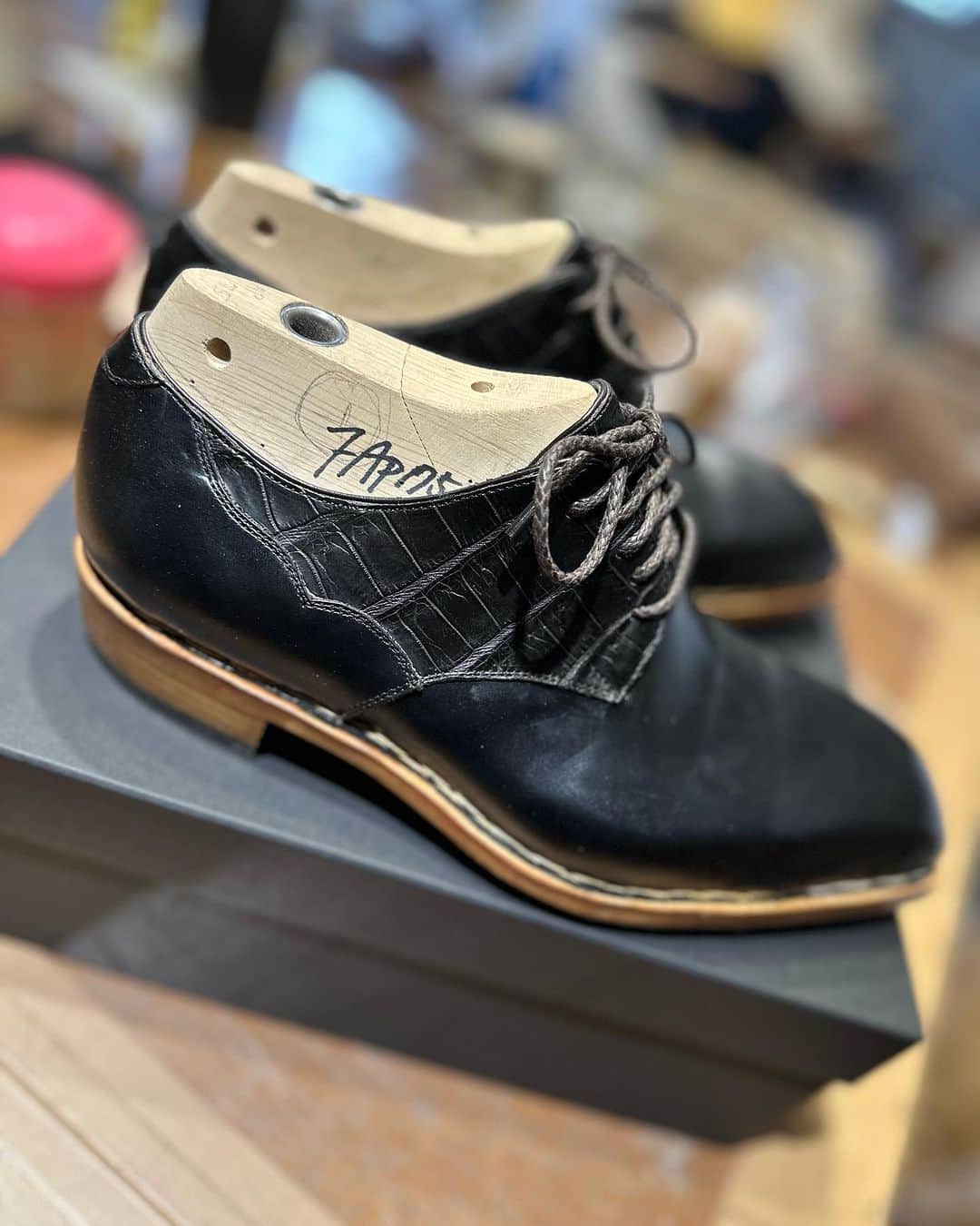 花田優一のインスタグラム：「、 Crocodile  #shoes #花田優一 #靴職人」