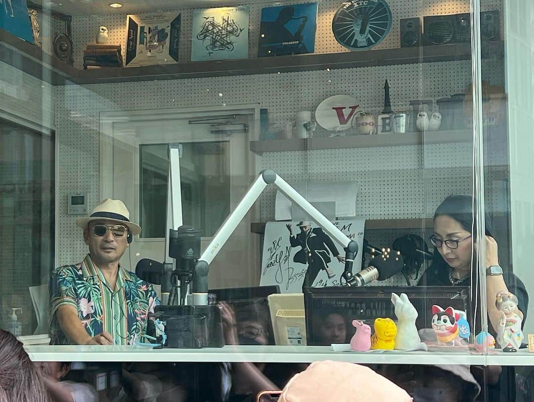 クレイジーケンバンド【公式】のインスタグラム：「LOVE FM「スイッチオン！DAYTIME」に生出演させていただきました。 Sachさんありがとうございました。  byスタッフ  #クレイジーケンバンド #crazykenband #横山剣 #世界 #lovefm761 #福岡」