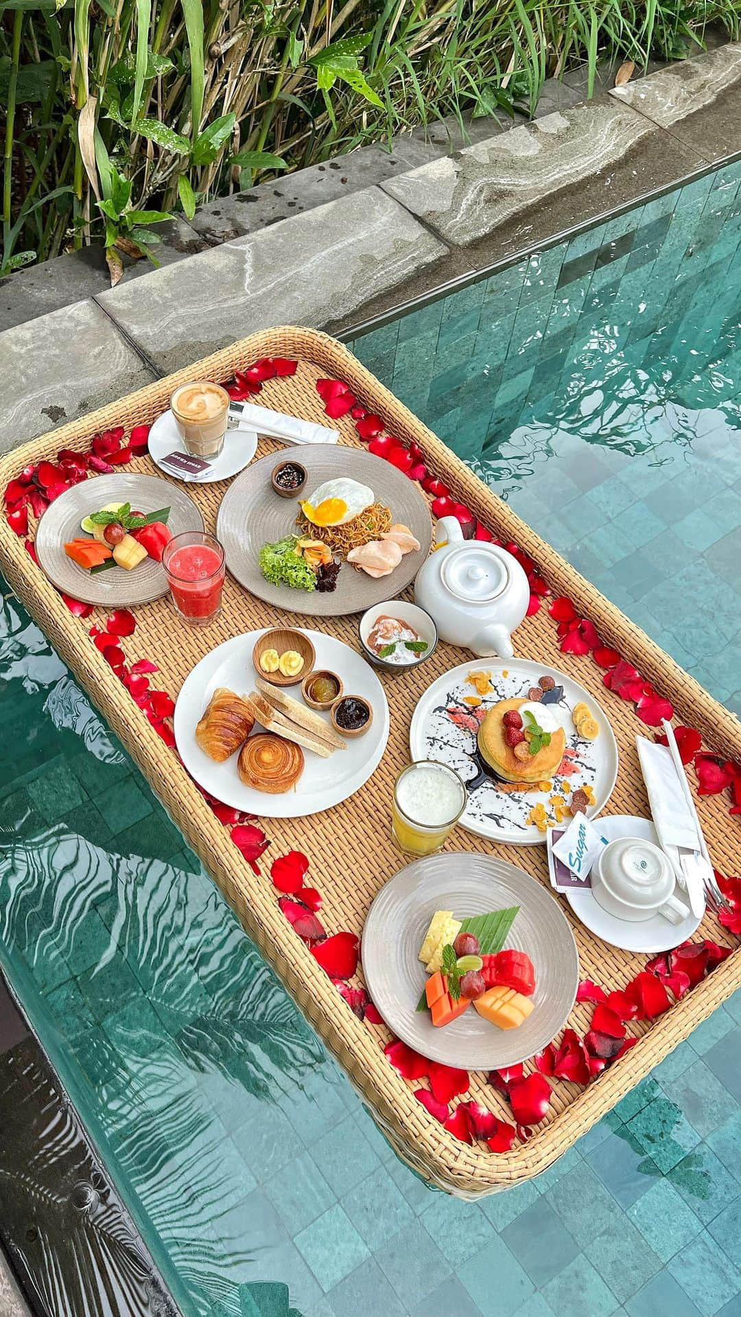 あゆまっくすのインスタグラム：「⁡ ⁡ ⁡ ◆Floating Breakfast　250,000IDR／2人 ⁡ ⁡ バリ島・ウブドにあるNatya Resort Ubudで 念願のフローティングブレックファスト🏝️ ⁡ プールの中で朝食を食べるなんてリゾートならでは！ わたしは迷わずフルーツのせのパンケーキが付く Continental breakfastを選びました🥞 ⁡ フルーツやパン、フレッシュフルーツも付くので 朝食にしてはなかなかのボリューム👀 ⁡ 今回泊まっていたLuxury Pool Villaには 広々としたプライベートプールがついていたので 人目を気にせず楽しめるのもよかった♡ ⁡ 部屋から出ずにのんびり過ごすのに最適なホテル。 バリ島へ旅行の際はぜひ行ってみて✈️ ⁡ ⁡ Natya Resort Ubud Kelabang Moding, Tegallalang, Kec. Tegallalang, Kabupaten Gianyar, Bali 80571, Indonesia ⁡ ‎⋆ ･‎⋆ ･‎⋆ ･‎⋆」